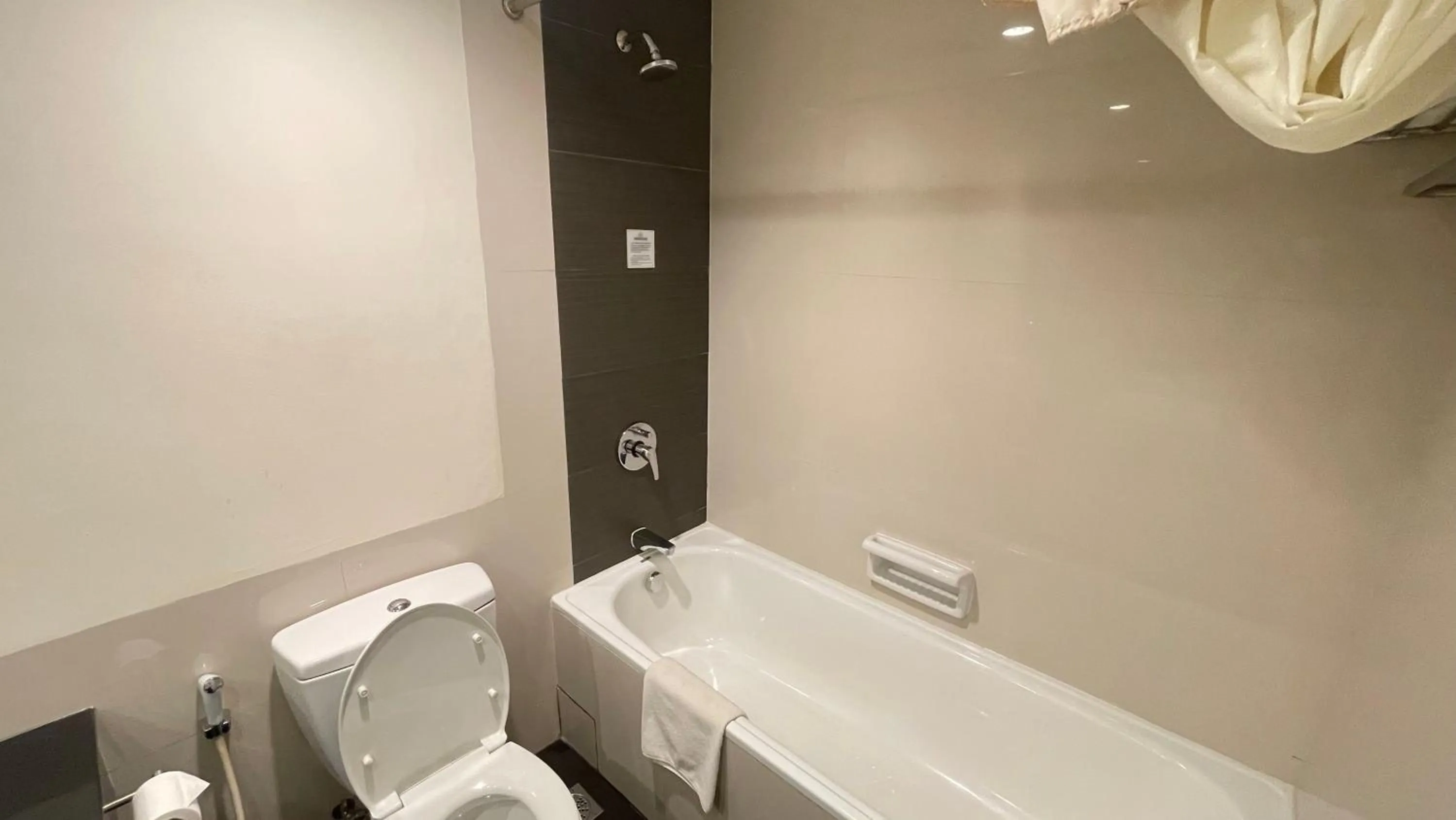 Bath in Harmoni One Convention Hotel and Service Apartments