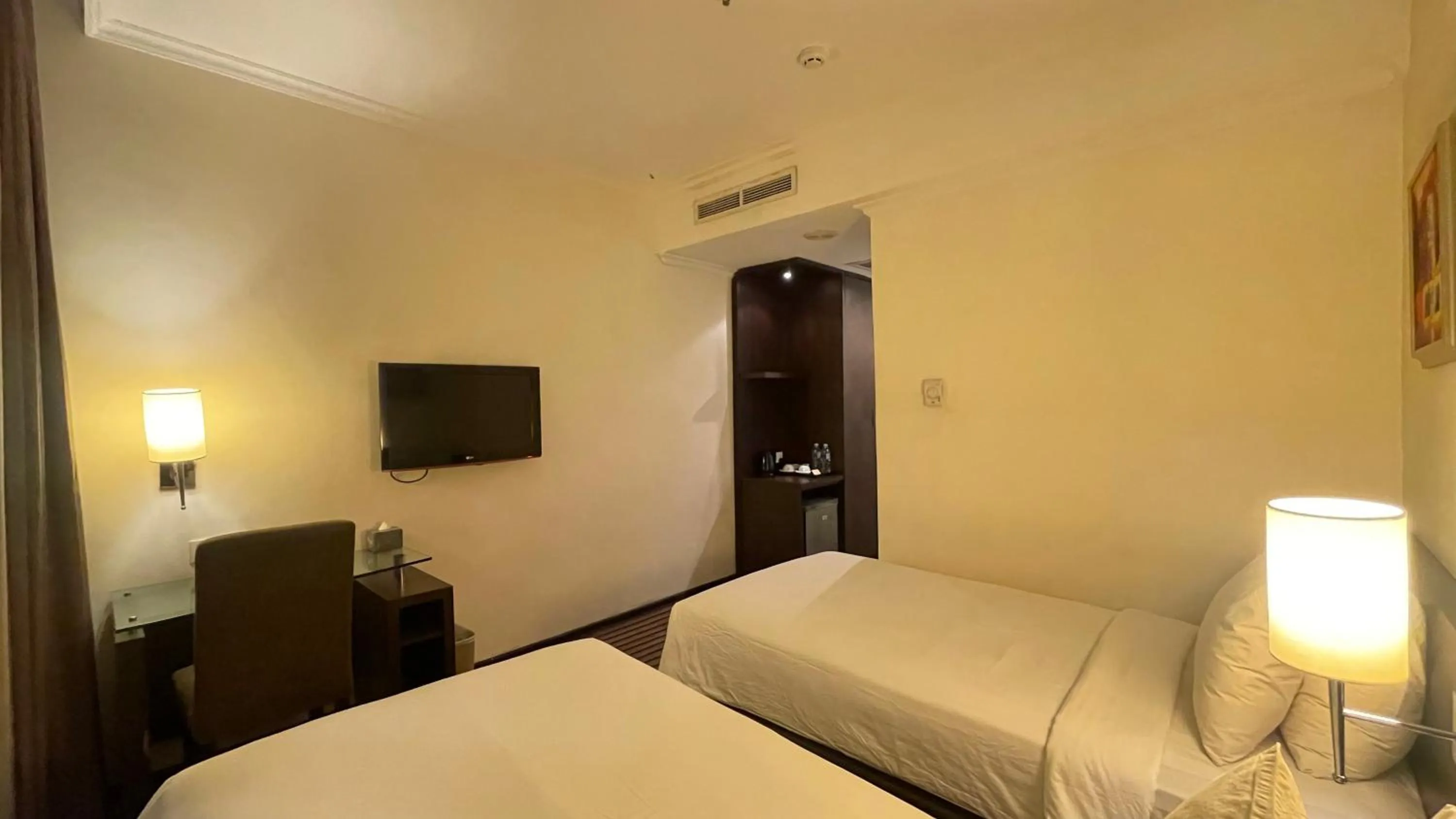 Bedroom, Bed in Harmoni One Convention Hotel and Service Apartments