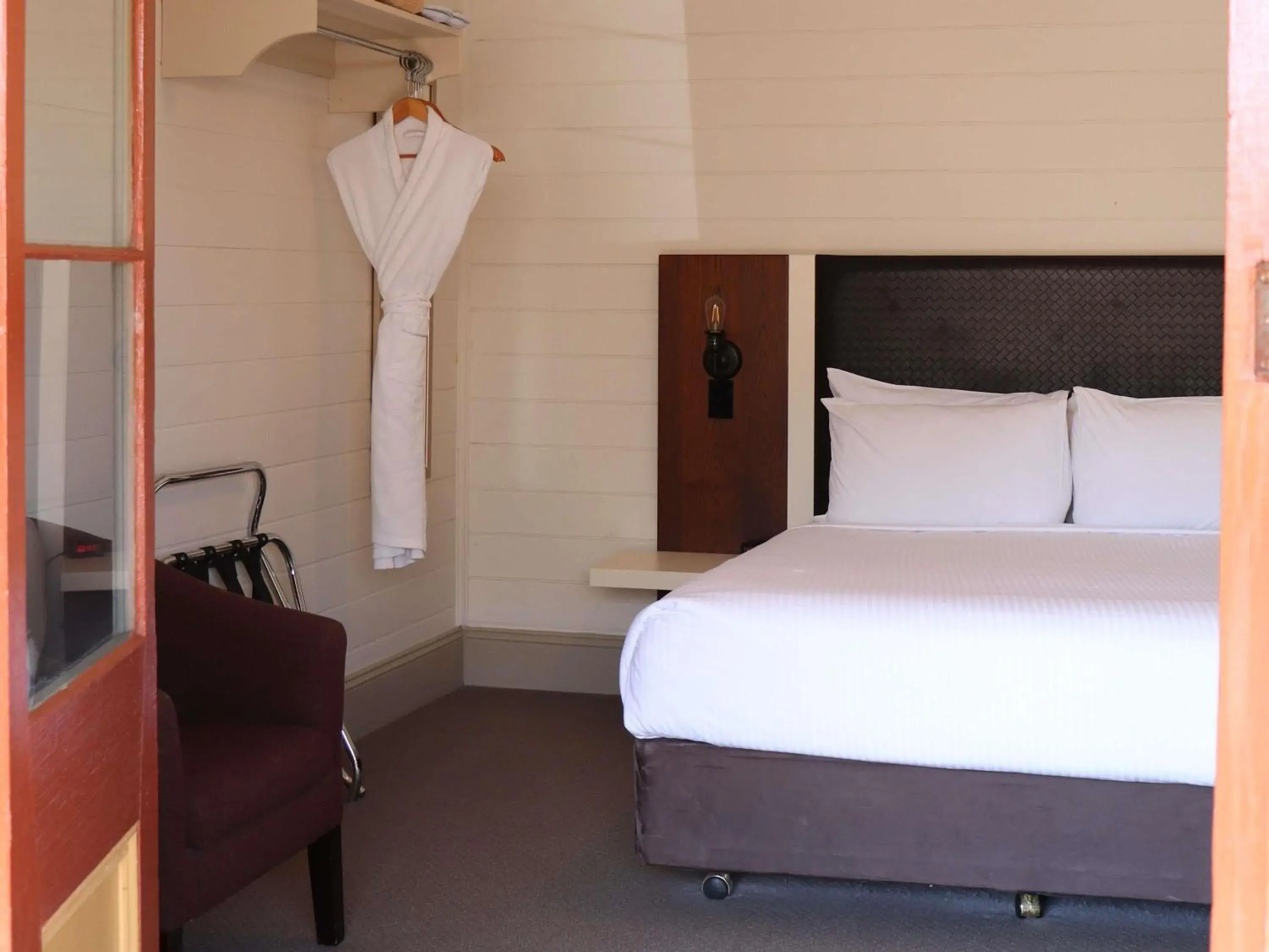 Queen Room with External Private Bathroom in Q Station Queen Room with External Private Bathroom in Q Station