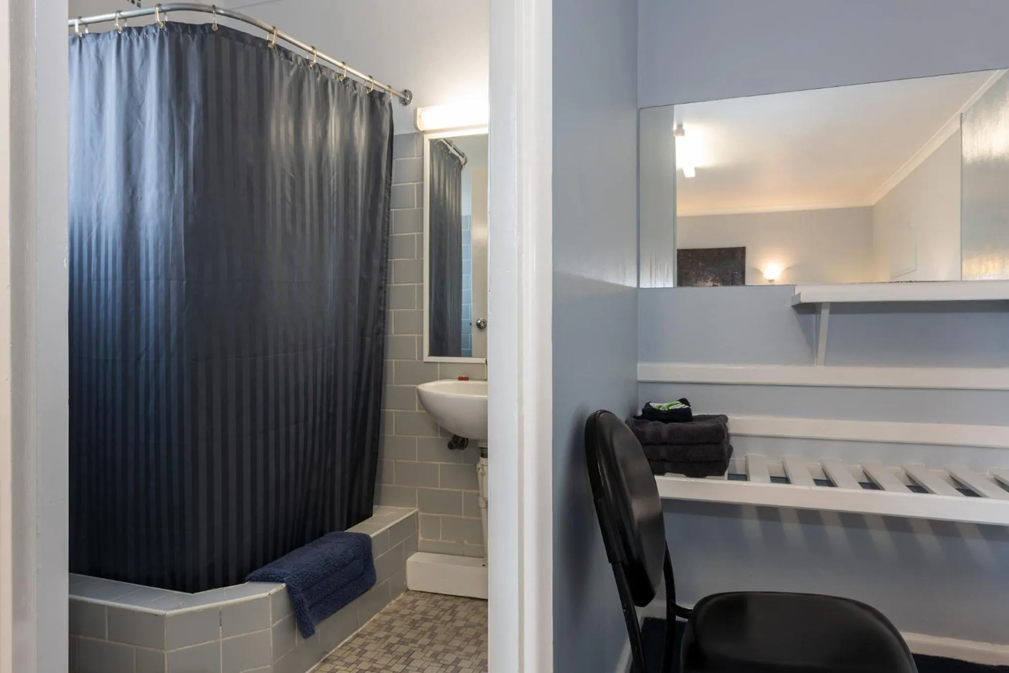 Shower, Bed in Blue Mountains Highway Motel