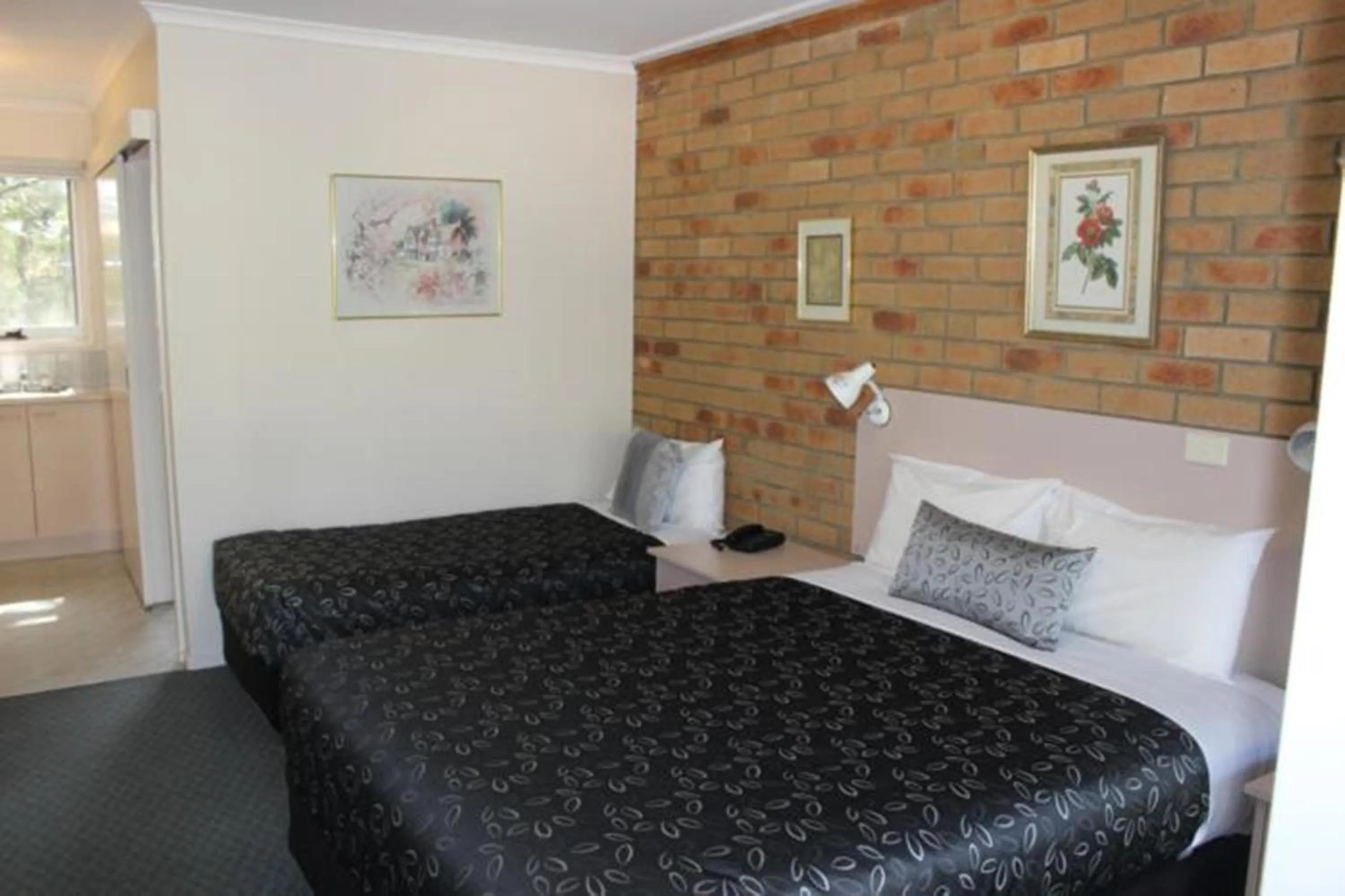 Photo of the whole room, Bed in The Balnarring Motel