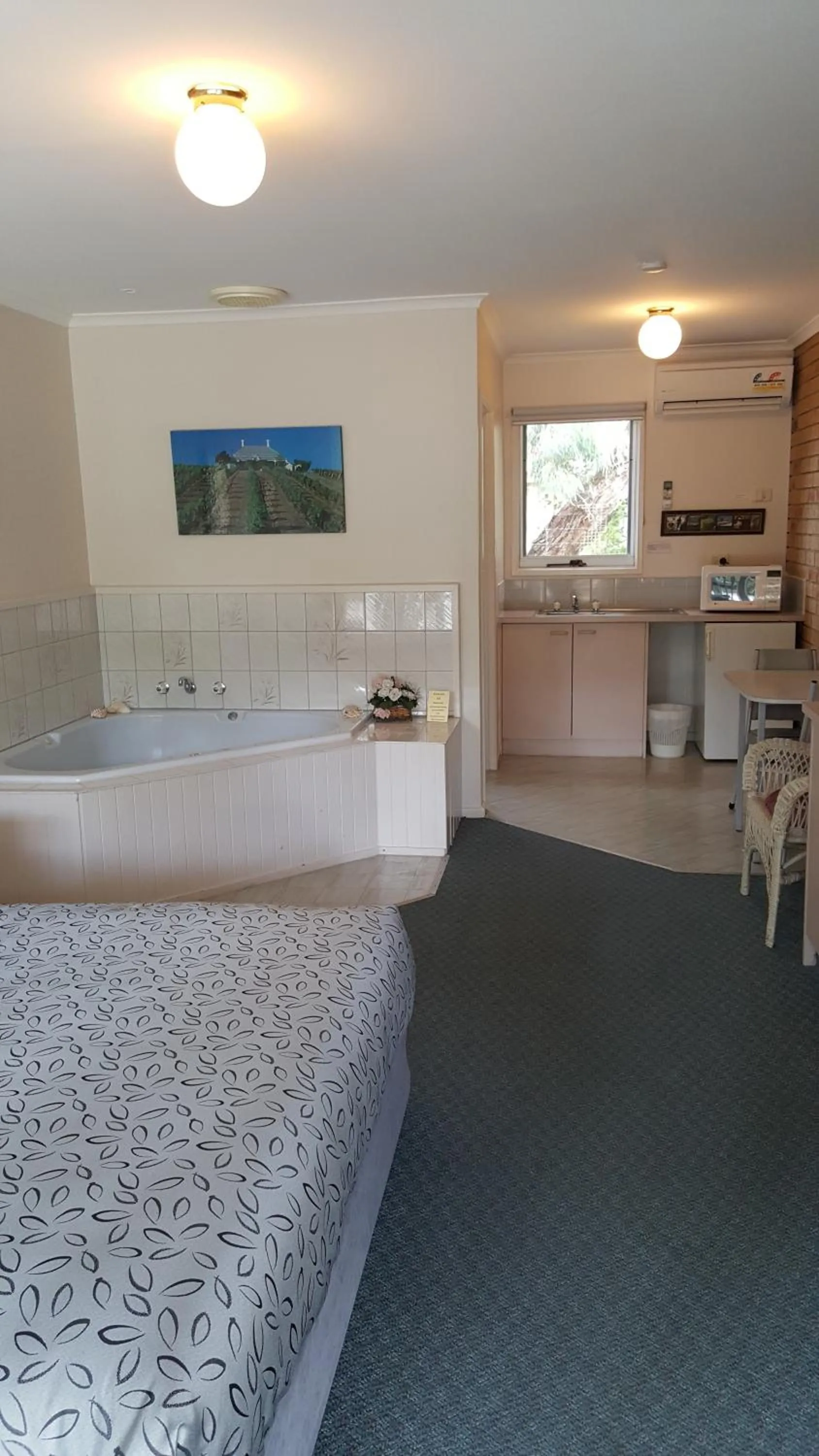 Photo of the whole room, Bed in The Balnarring Motel