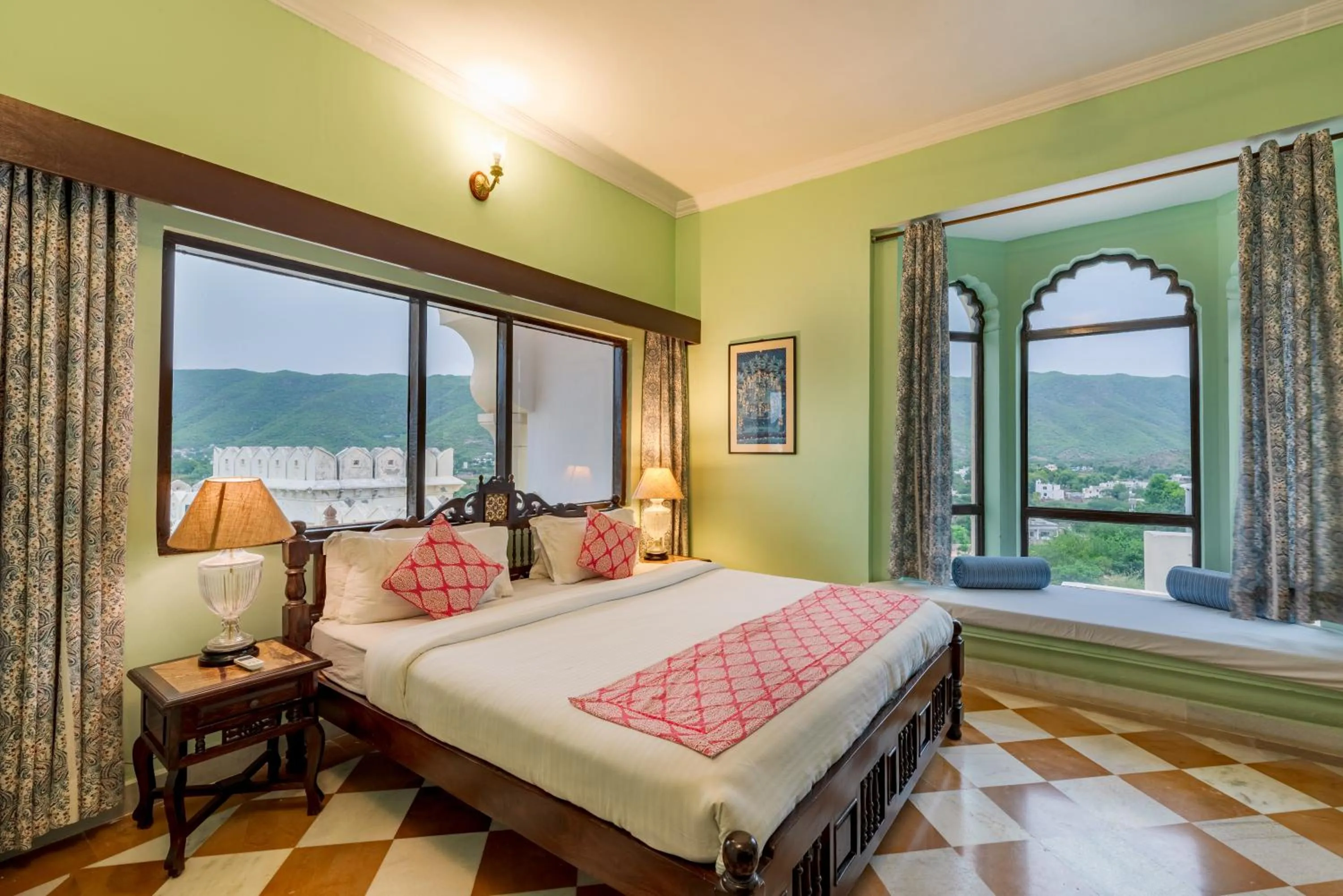 Bed in Gulaab Niwaas Palace