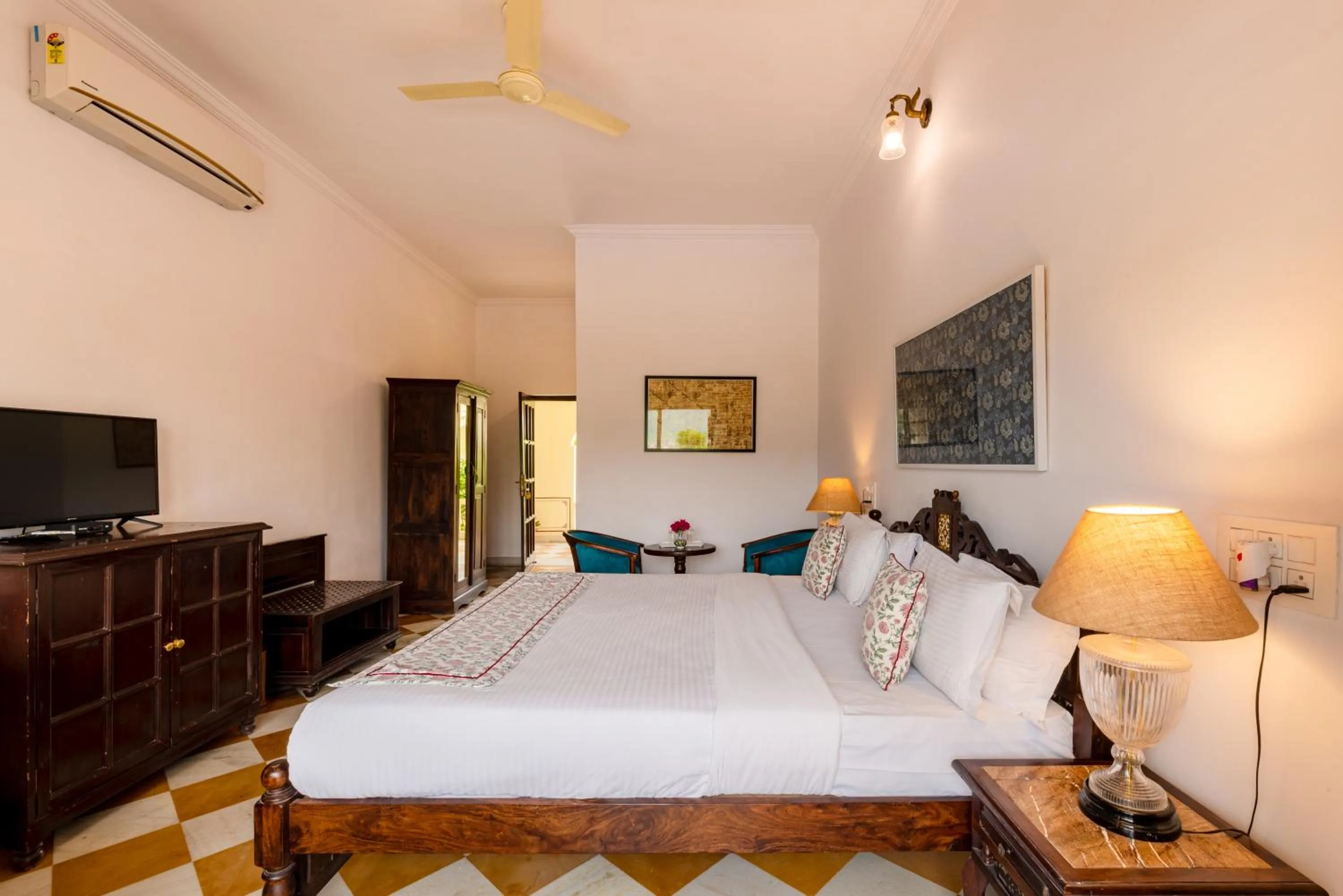 Bed in Gulaab Niwaas Palace