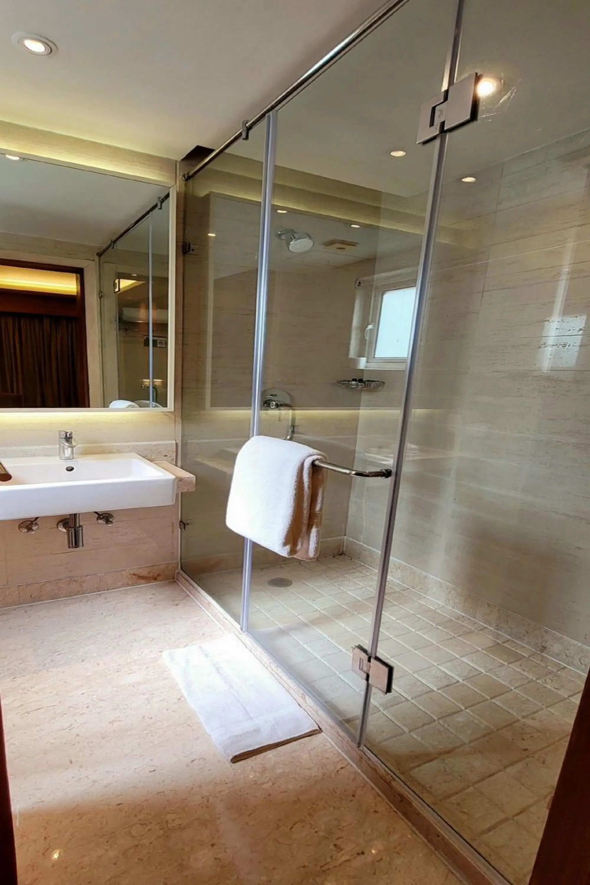 Bathroom in Hotel Saket 27