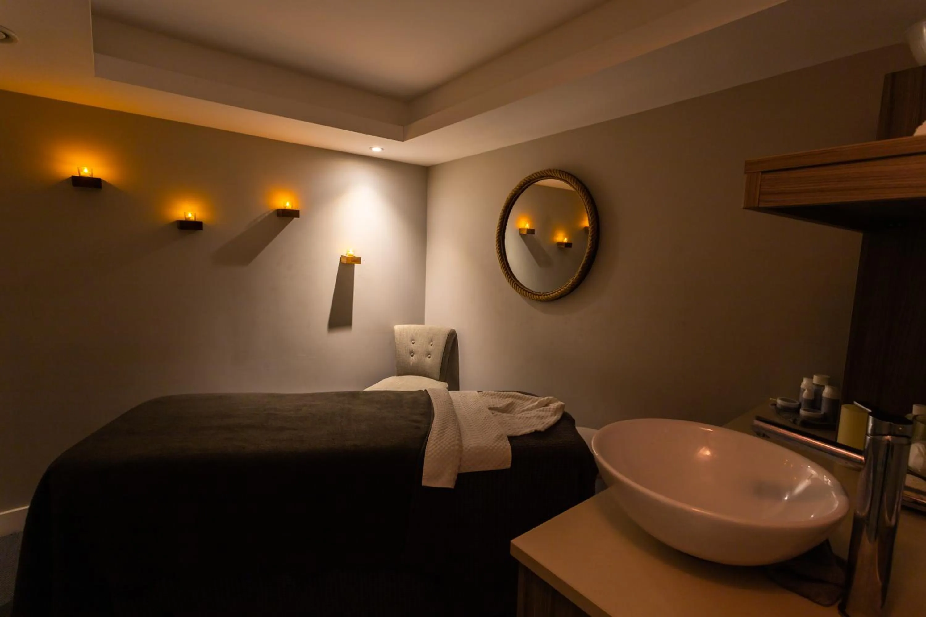 Spa and wellness centre/facilities, Bed in Harbour Hotel & Spa Chichester