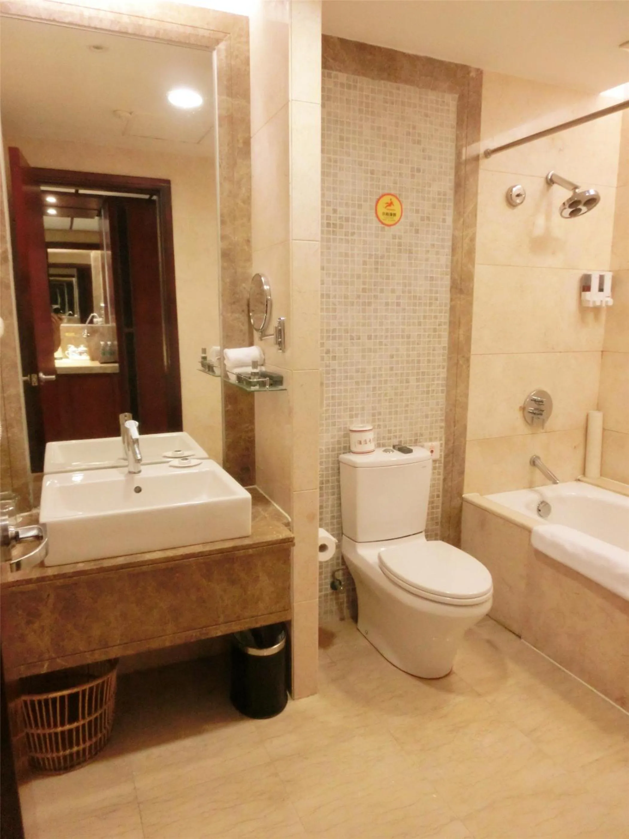 Deluxe Twin Room in Guangzhou Baiyun International Convention Center