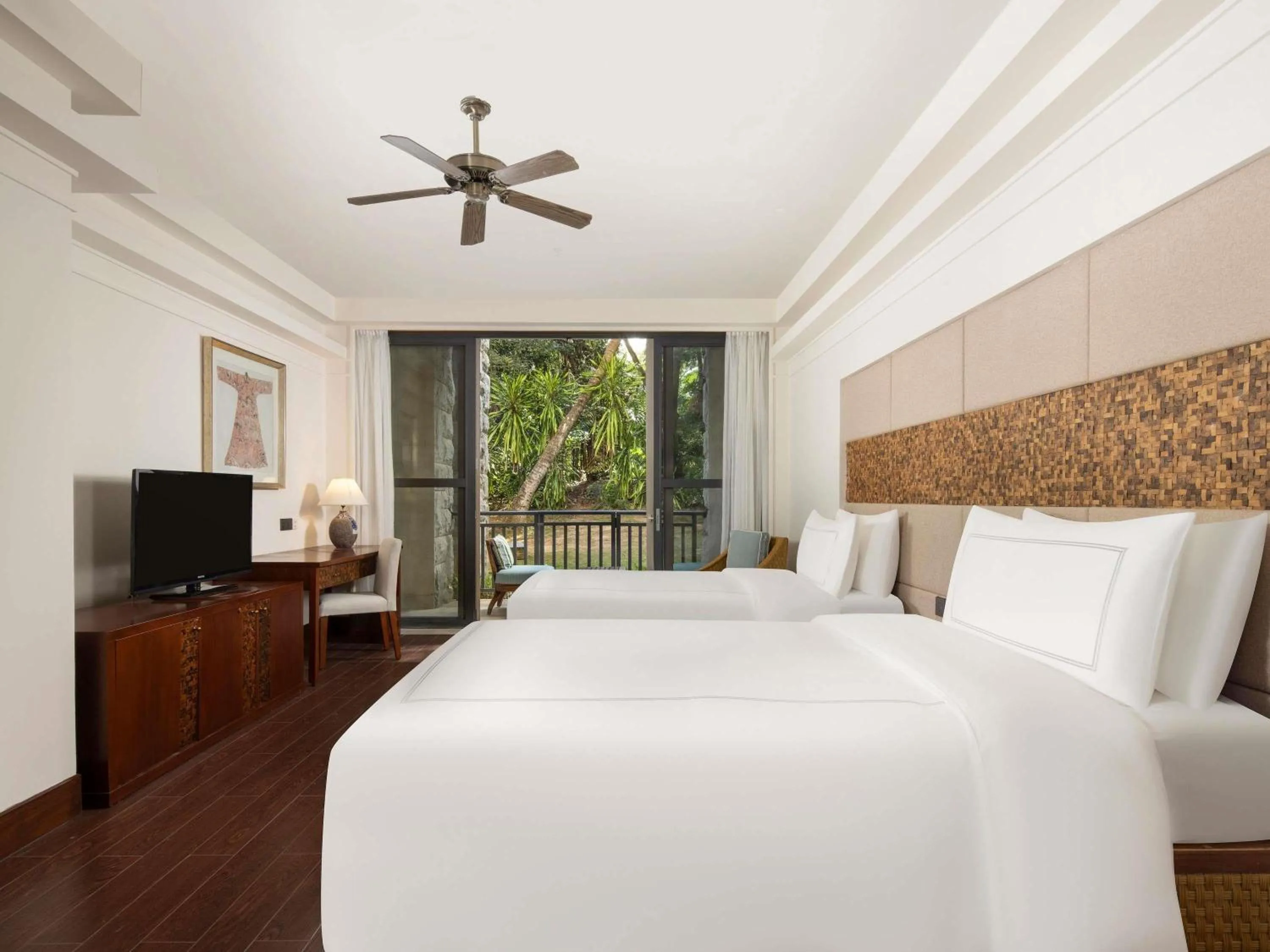 Photo of the whole room, Bed in Swissôtel Sanya Yalong Bay