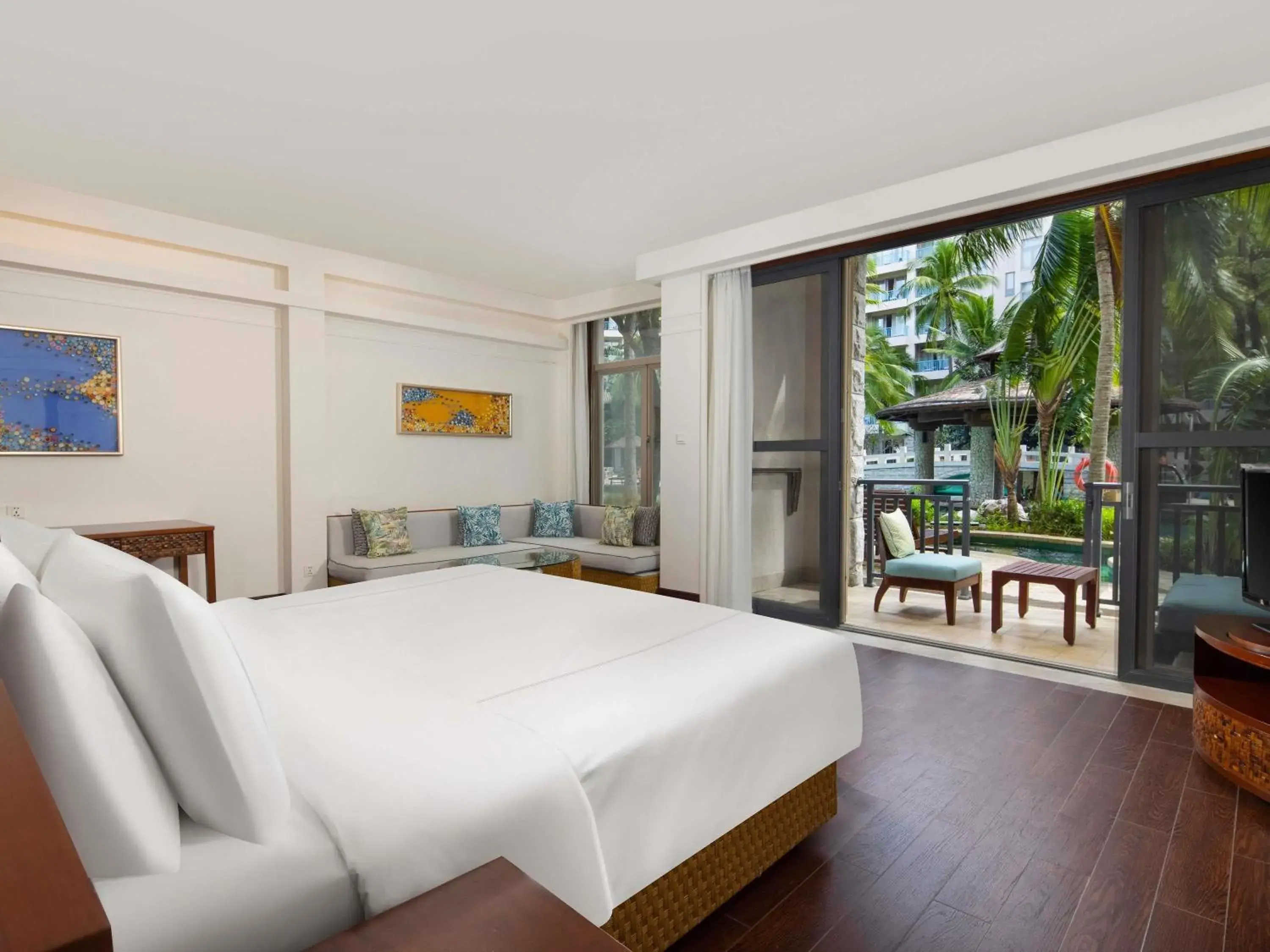 Swiss Signature Room, 1 King Size Bed, Connect with Public Swimming Pool in Swissôtel & Spa Sanya Yalong Bay Swiss Signature Room, 1 King Size Bed, Connect with Public Swimming Pool in Swissôtel & Spa Sanya Yalong Bay