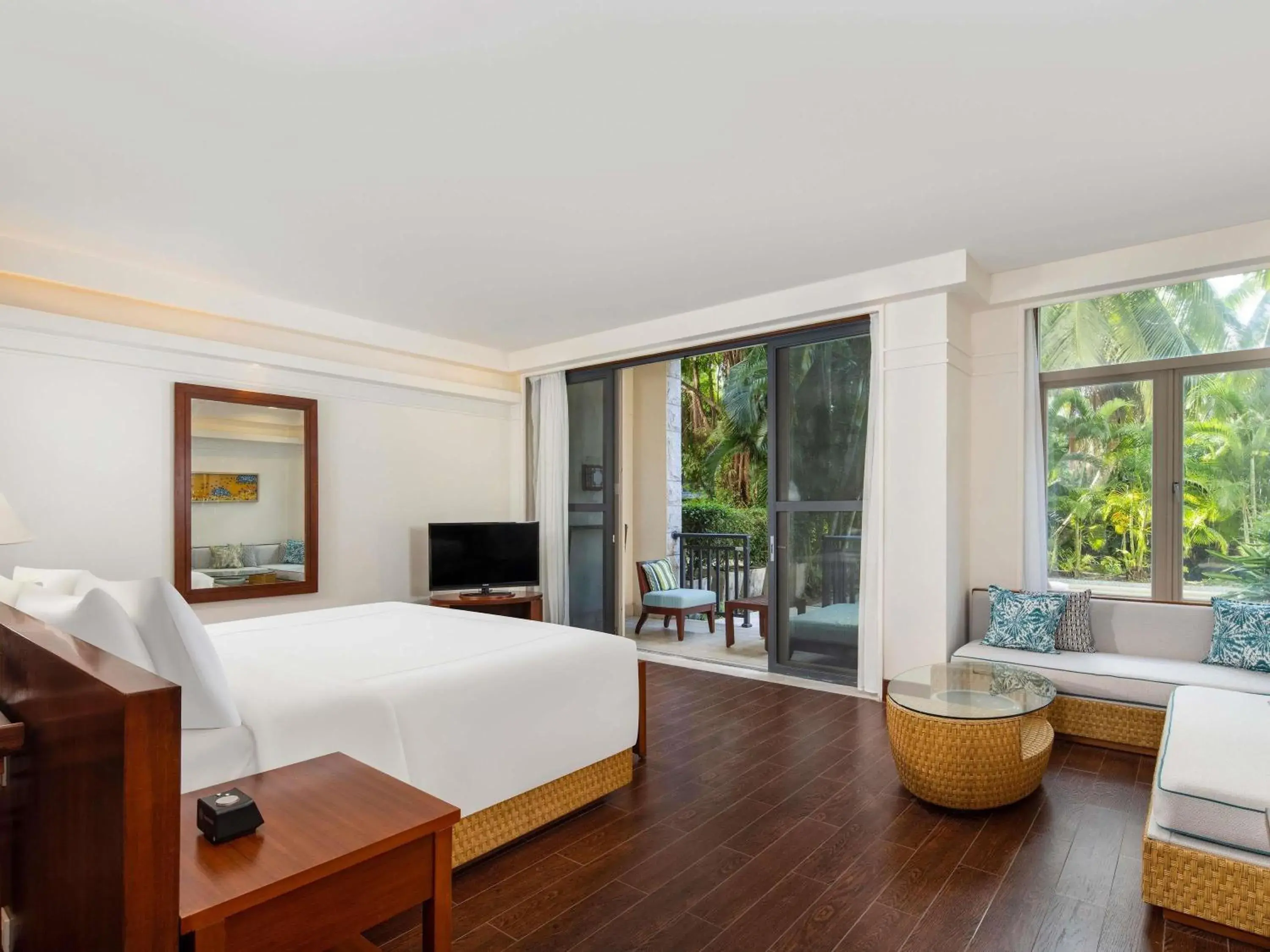 Swiss Select Room, Pool View in Swissôtel & Spa Sanya Yalong Bay Swiss Select Room, Pool View in Swissôtel & Spa Sanya Yalong Bay