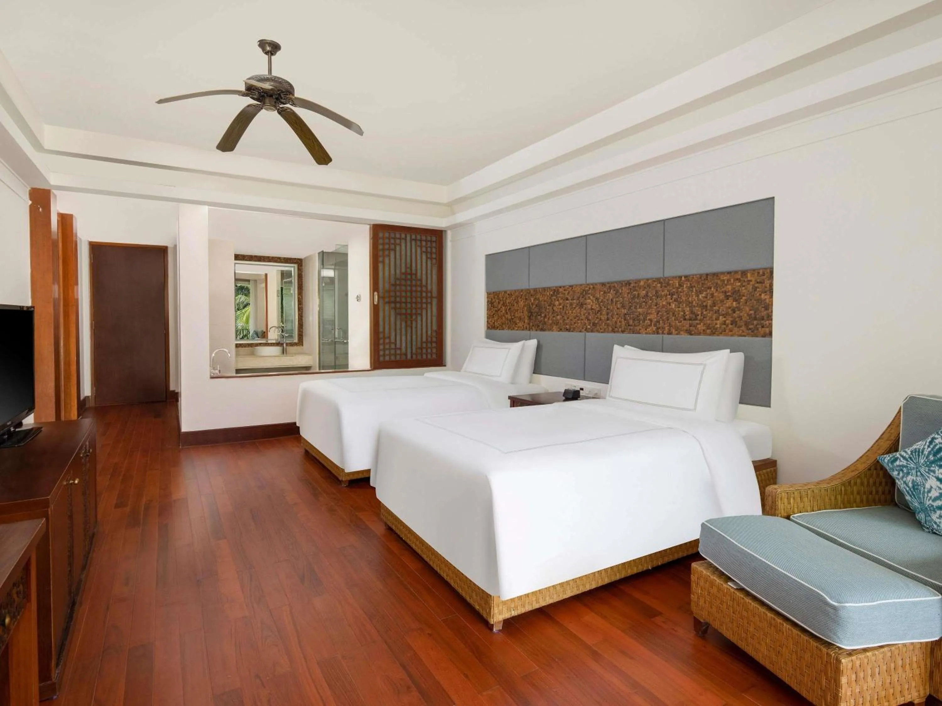 Bedroom, Bed in Swissôtel & Spa Sanya Yalong Bay