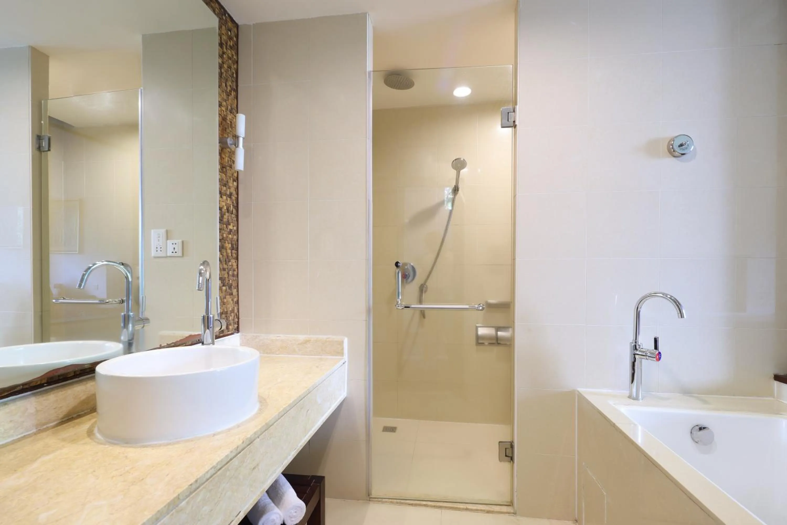 Shower in Swissôtel Sanya Yalong Bay