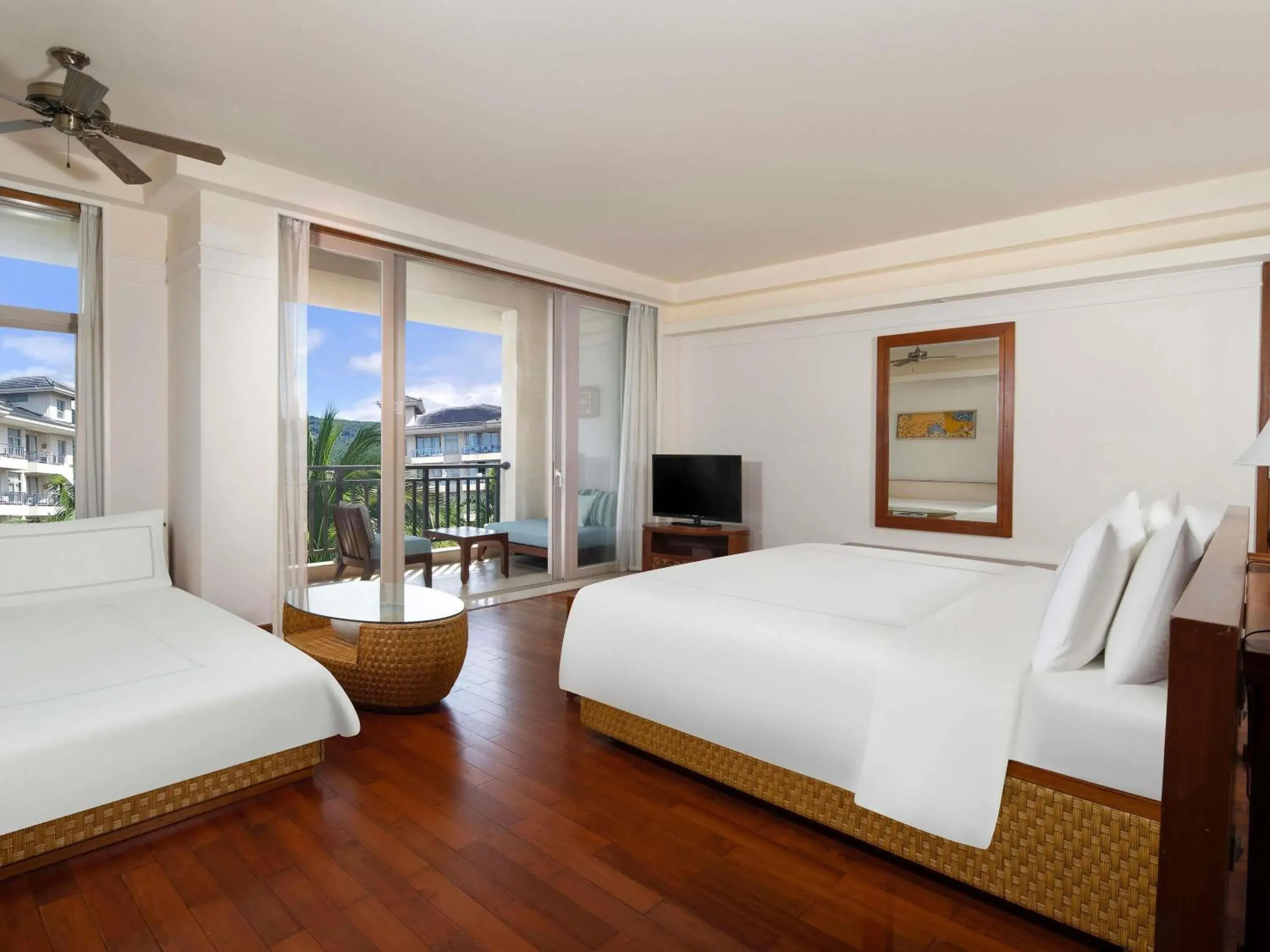 Swiss Signature Room, 1 King Size Bed and 1 Sofa Bed in Swissôtel & Spa Sanya Yalong Bay Swiss Signature Room, 1 King Size Bed and 1 Sofa Bed in Swissôtel & Spa Sanya Yalong Bay