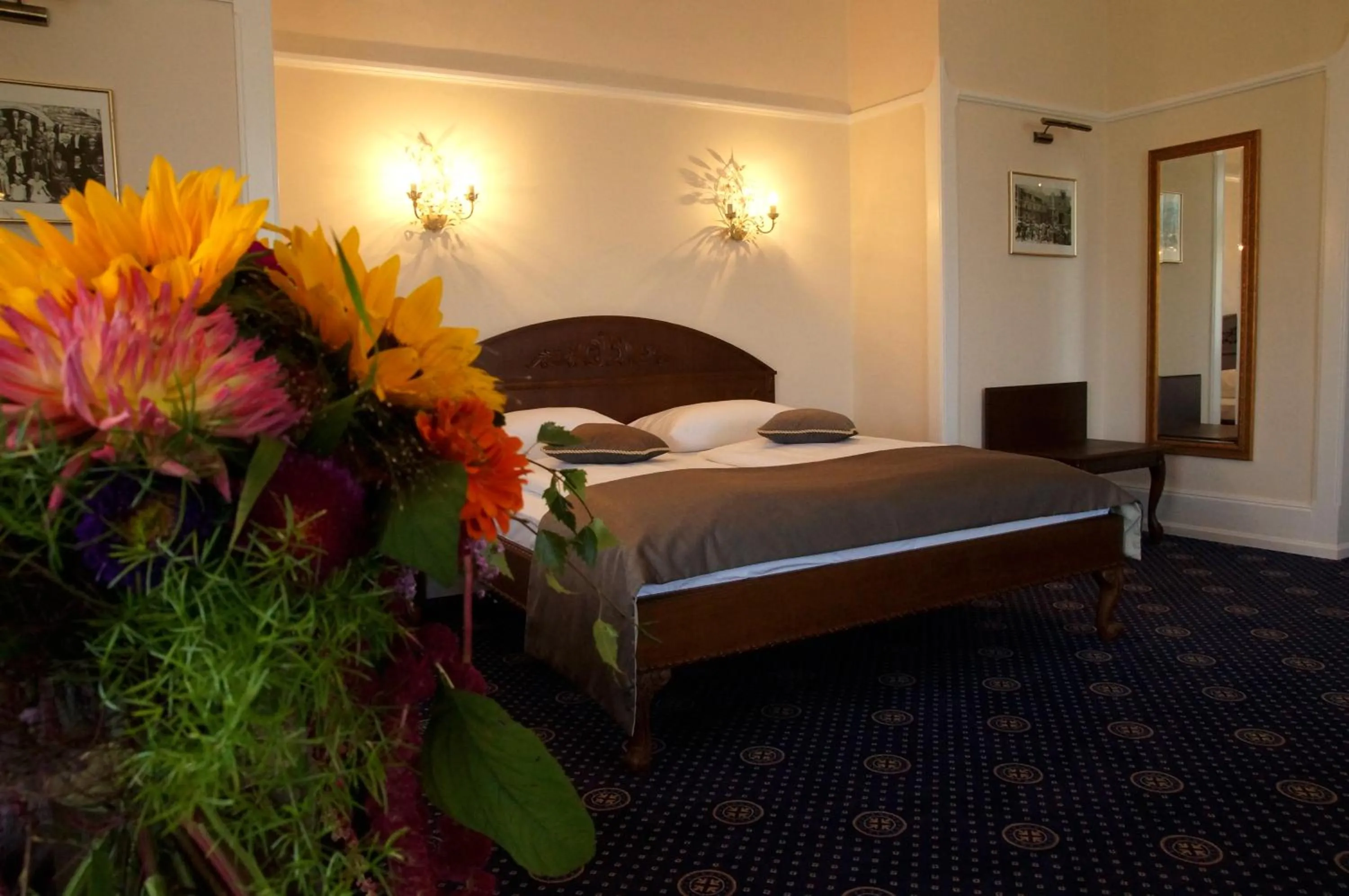 Photo of the whole room, Bed in Schloss Hotel Wolfsbrunnen