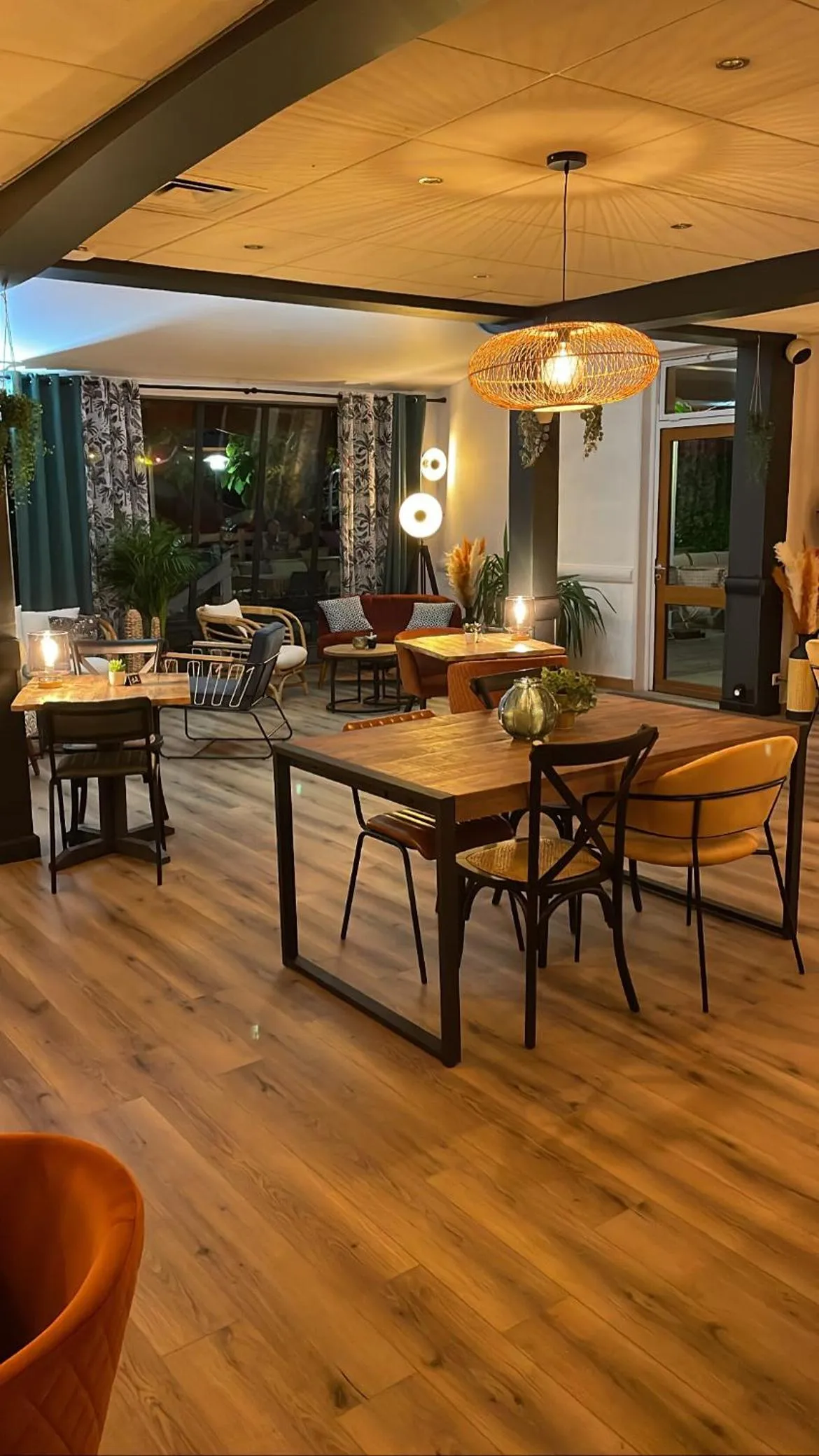 Restaurant/places to eat in Le Mont Brouilly