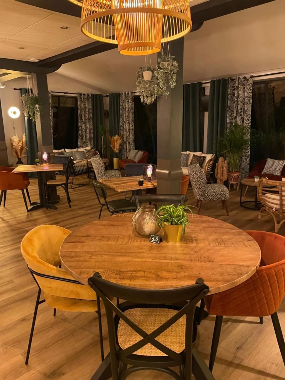 Restaurant/places to eat in Le Mont Brouilly