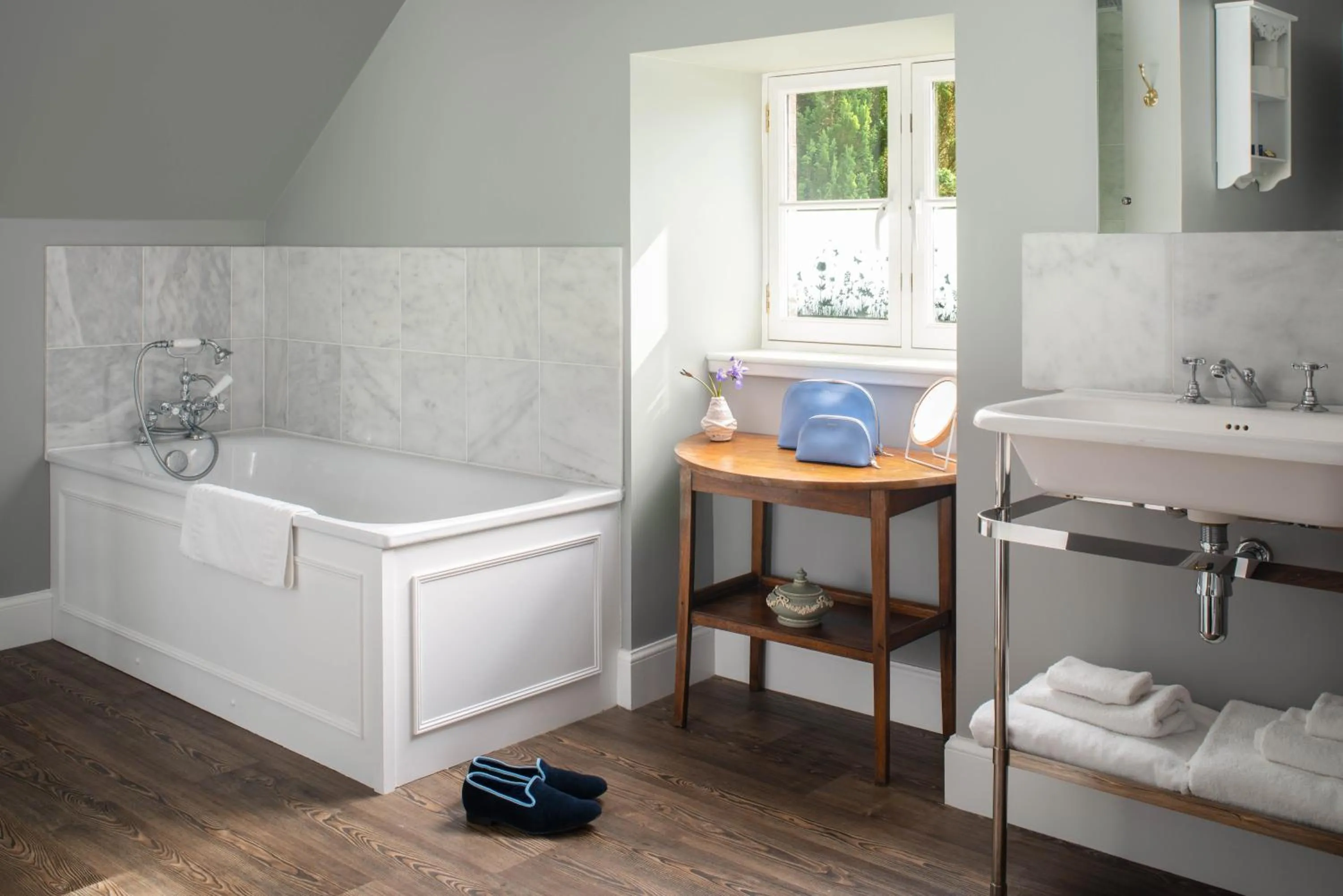 Bathroom, Bed in Meikleour Arms Hotel & Restaurant