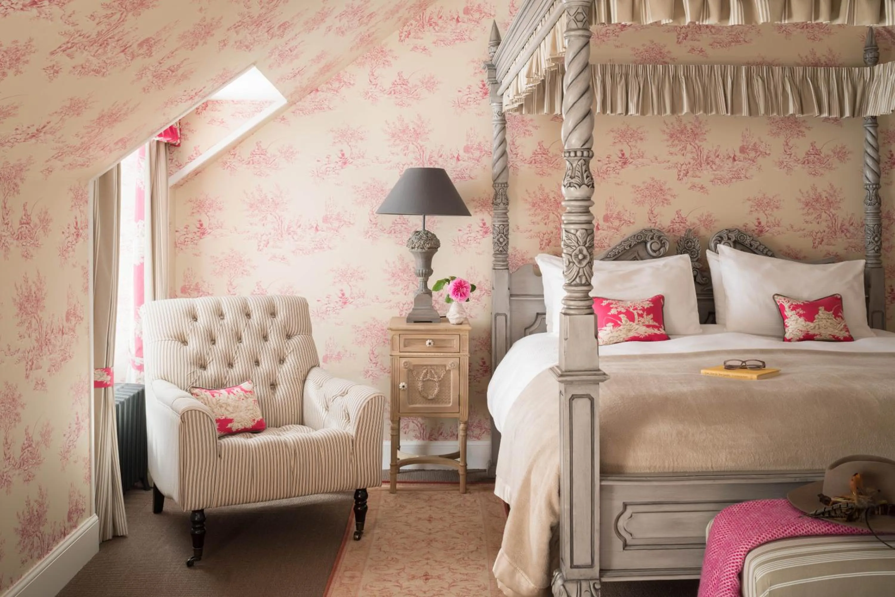 Bed in Meikleour Arms Hotel & Restaurant