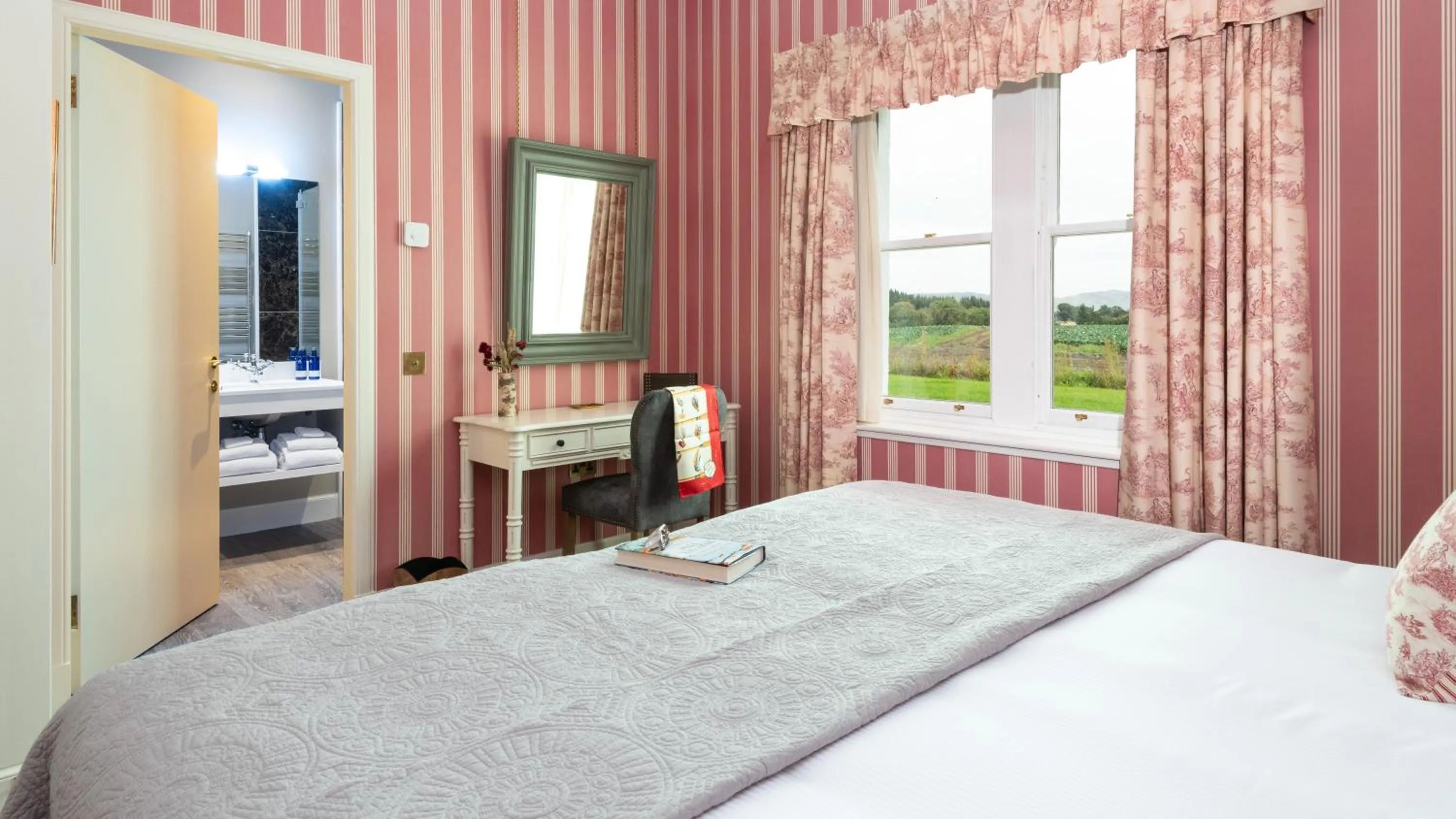 Bed in Meikleour Arms Hotel & Restaurant