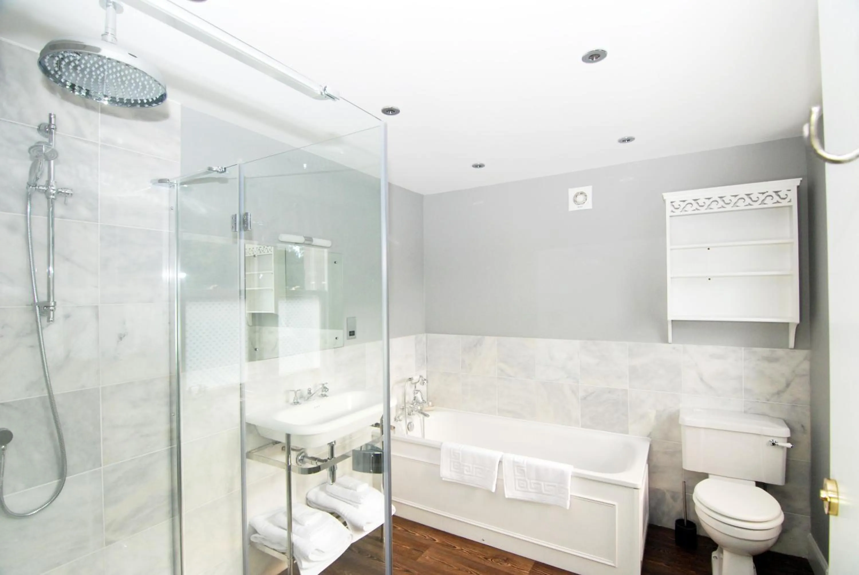 Bathroom in Meikleour Arms Hotel & Restaurant