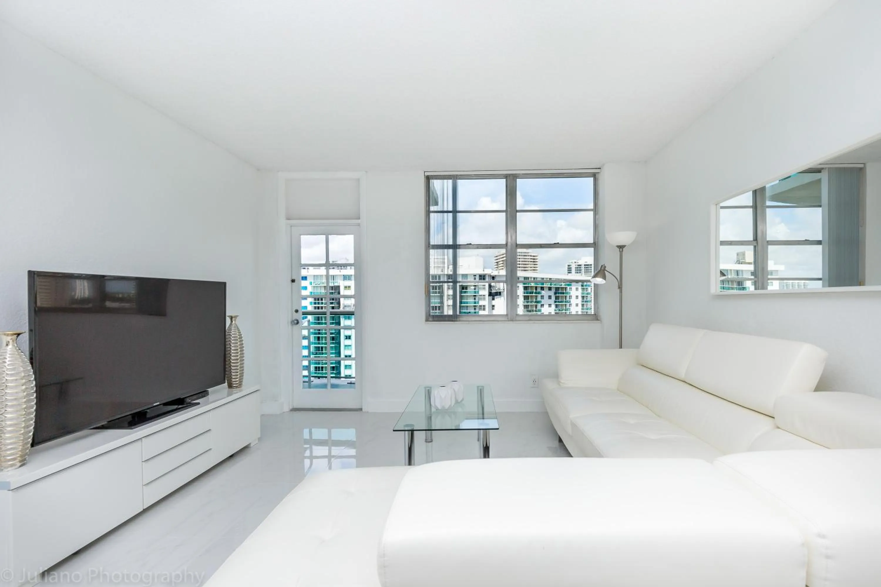Photo of the whole room in Ocean Reserve Sunny Isles