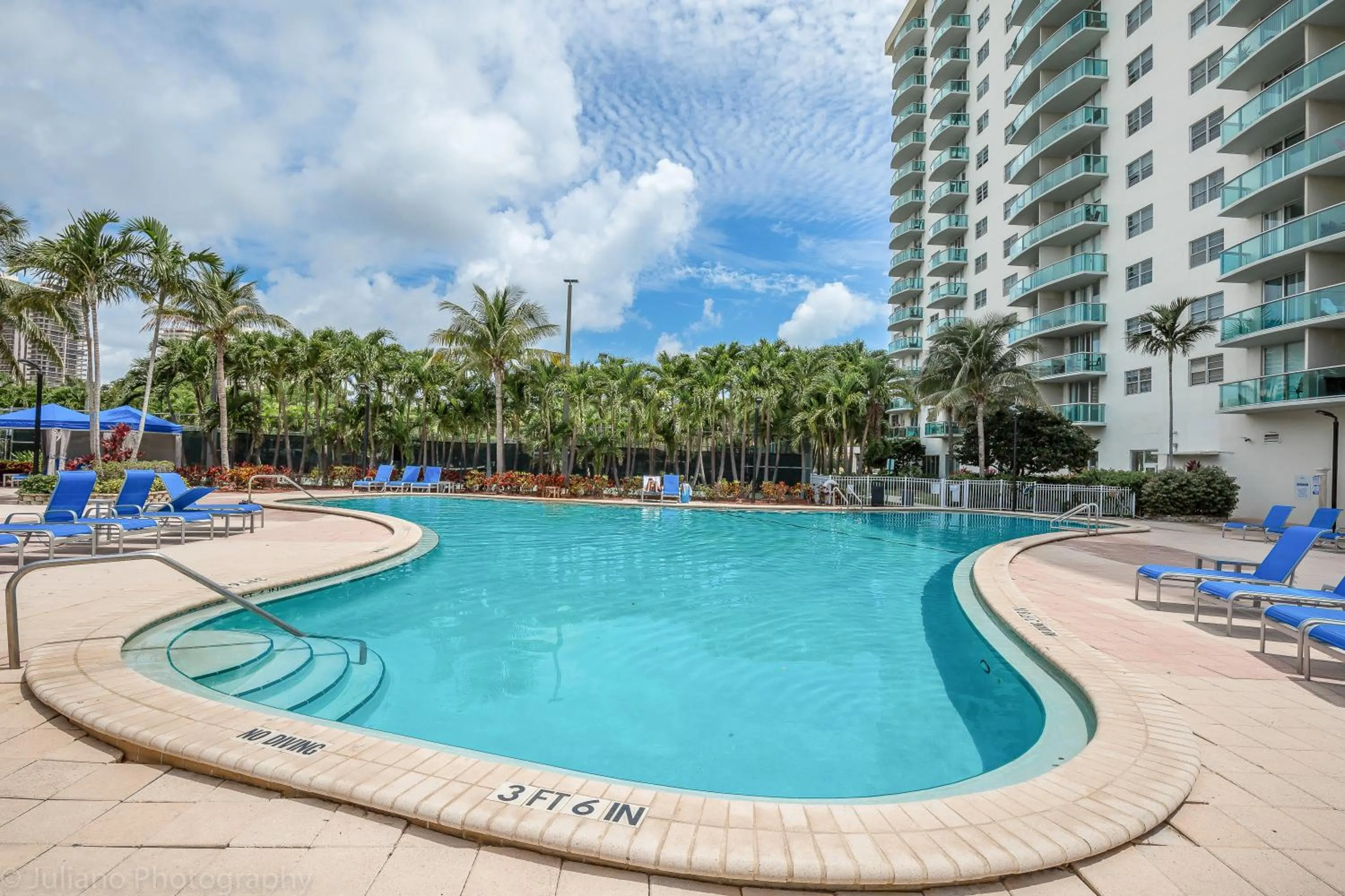Swimming pool in Ocean Reserve Sunny Isles