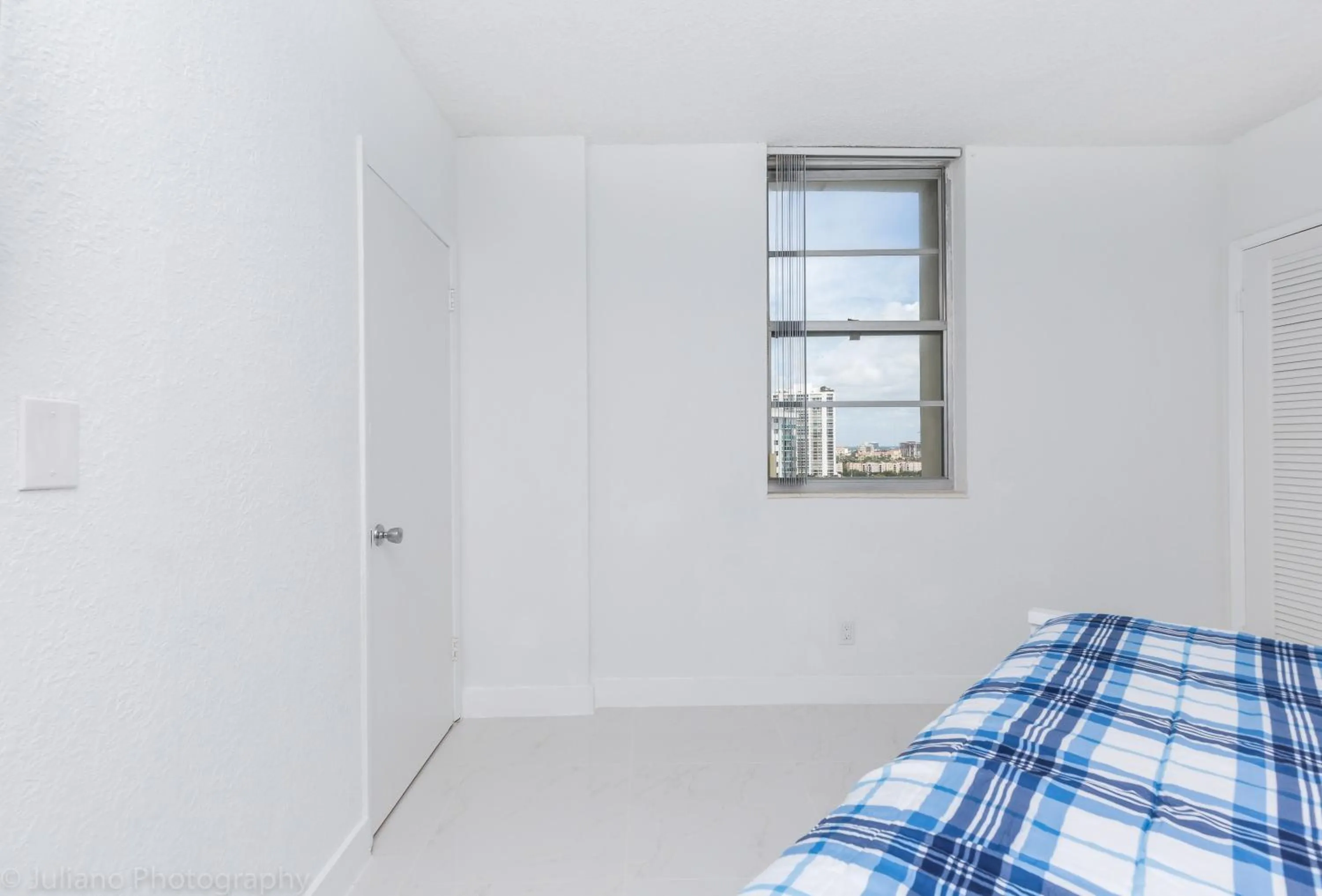 Photo of the whole room, Bed in Ocean Reserve Sunny Isles