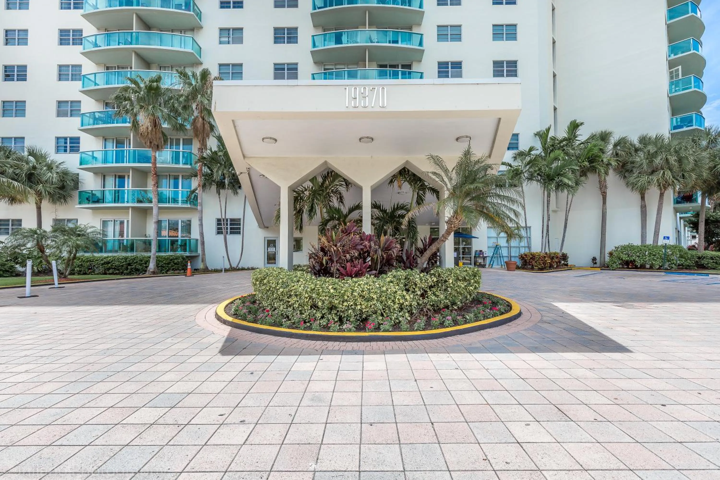 Facade/entrance in Ocean Reserve Sunny Isles