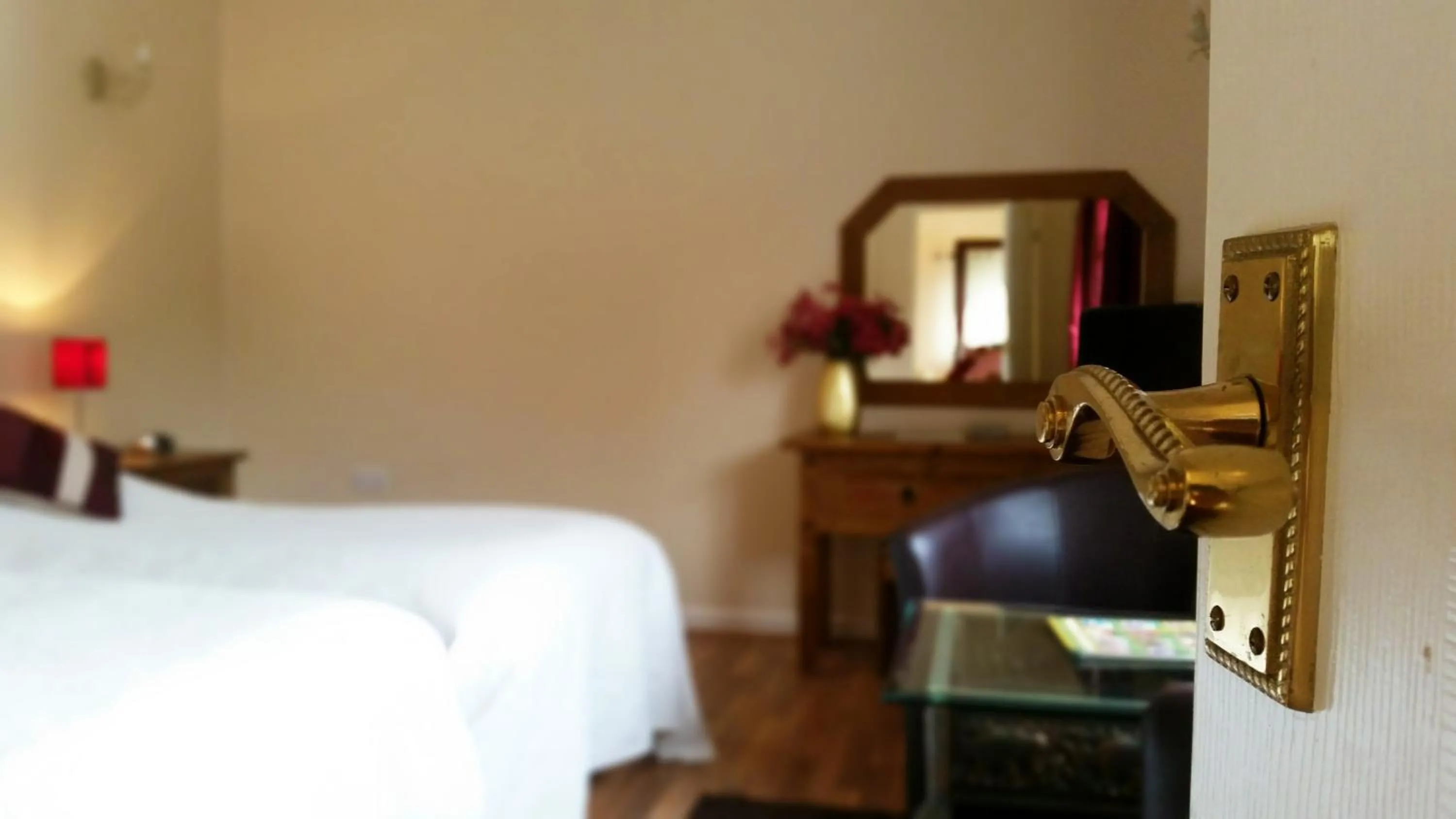 Photo of the whole room, Bed in Miltons Country Lodge