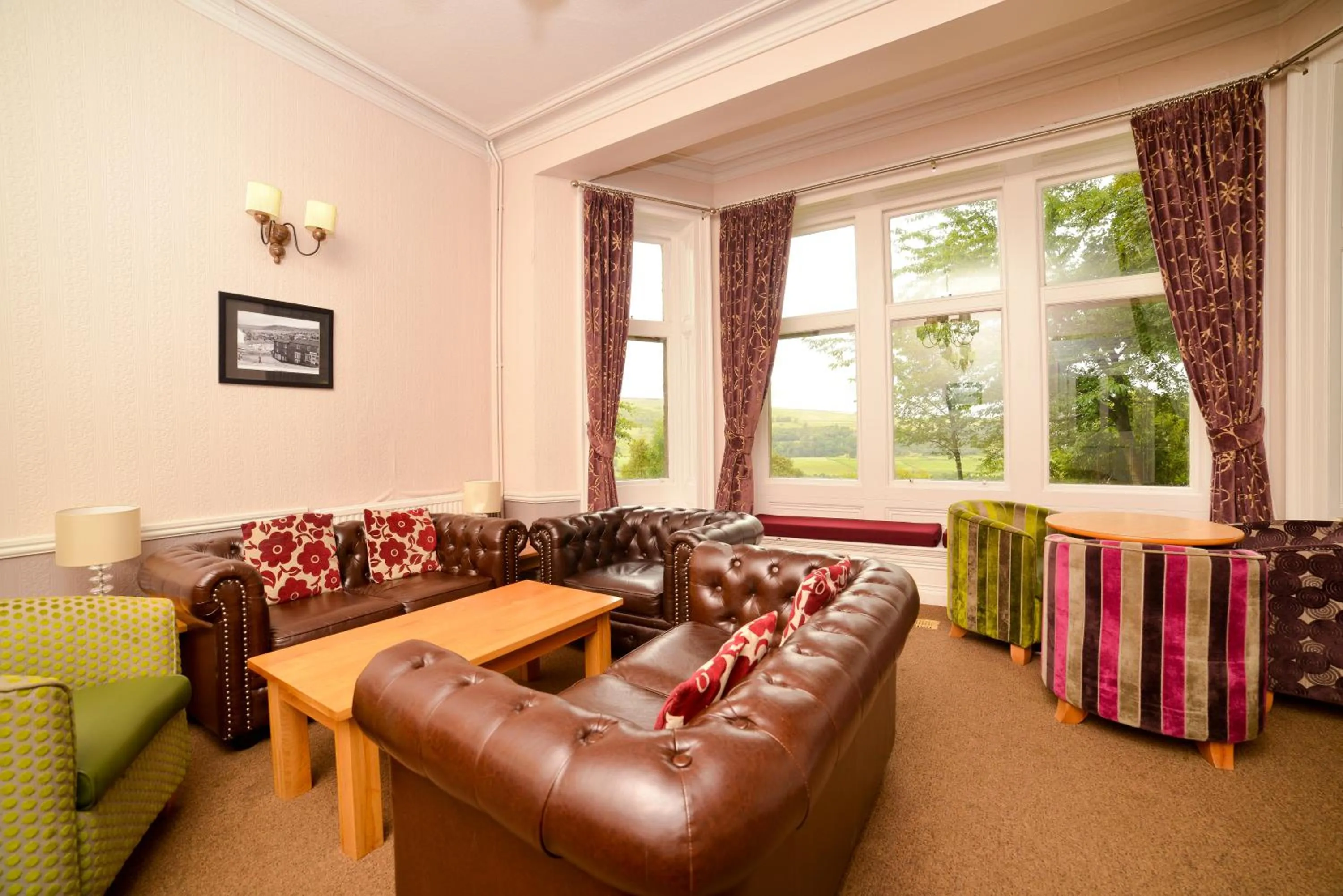 Communal lounge/ TV room in YHA Grinton Lodge
