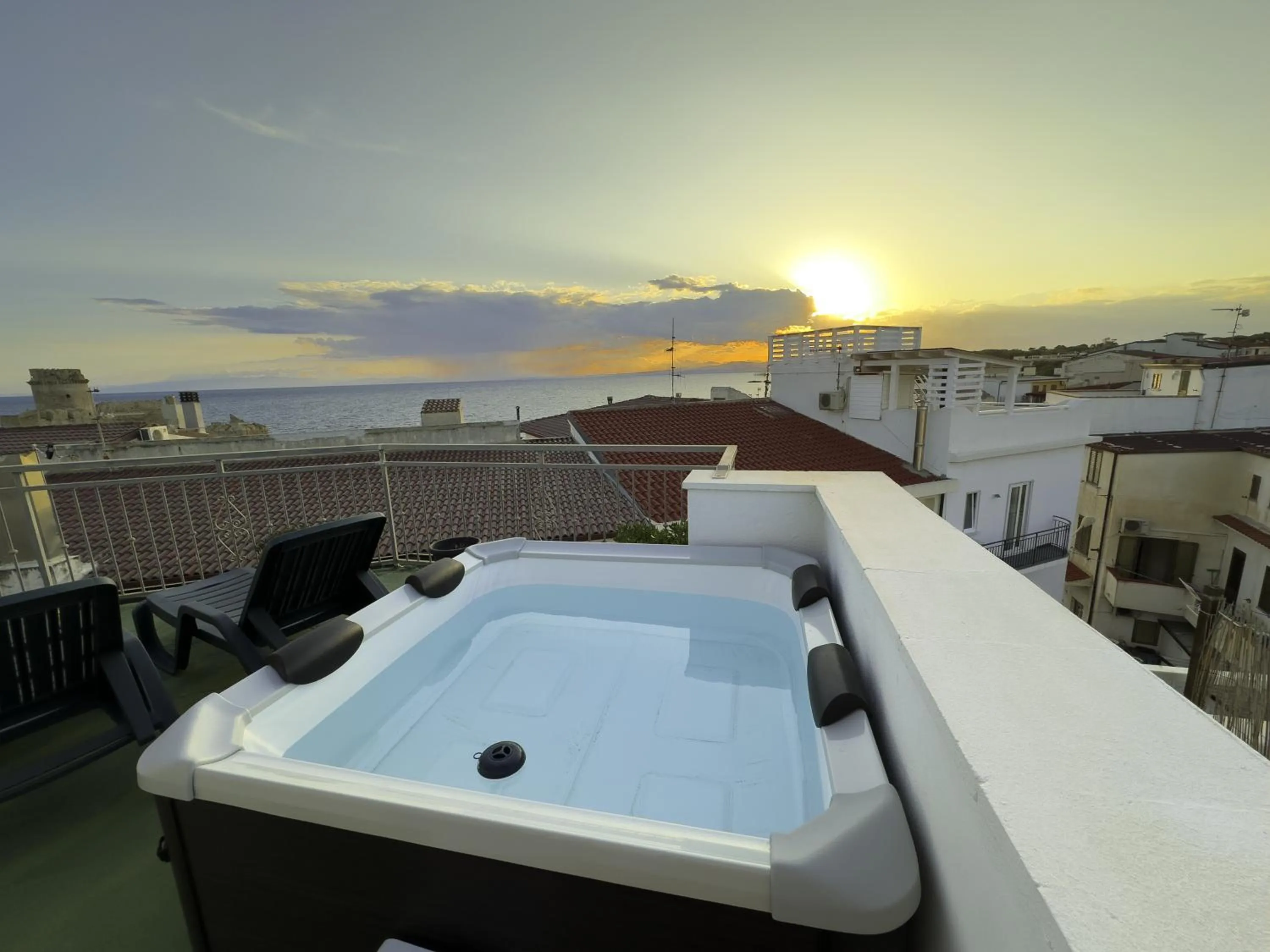 Swimming pool in Four Winds B&B