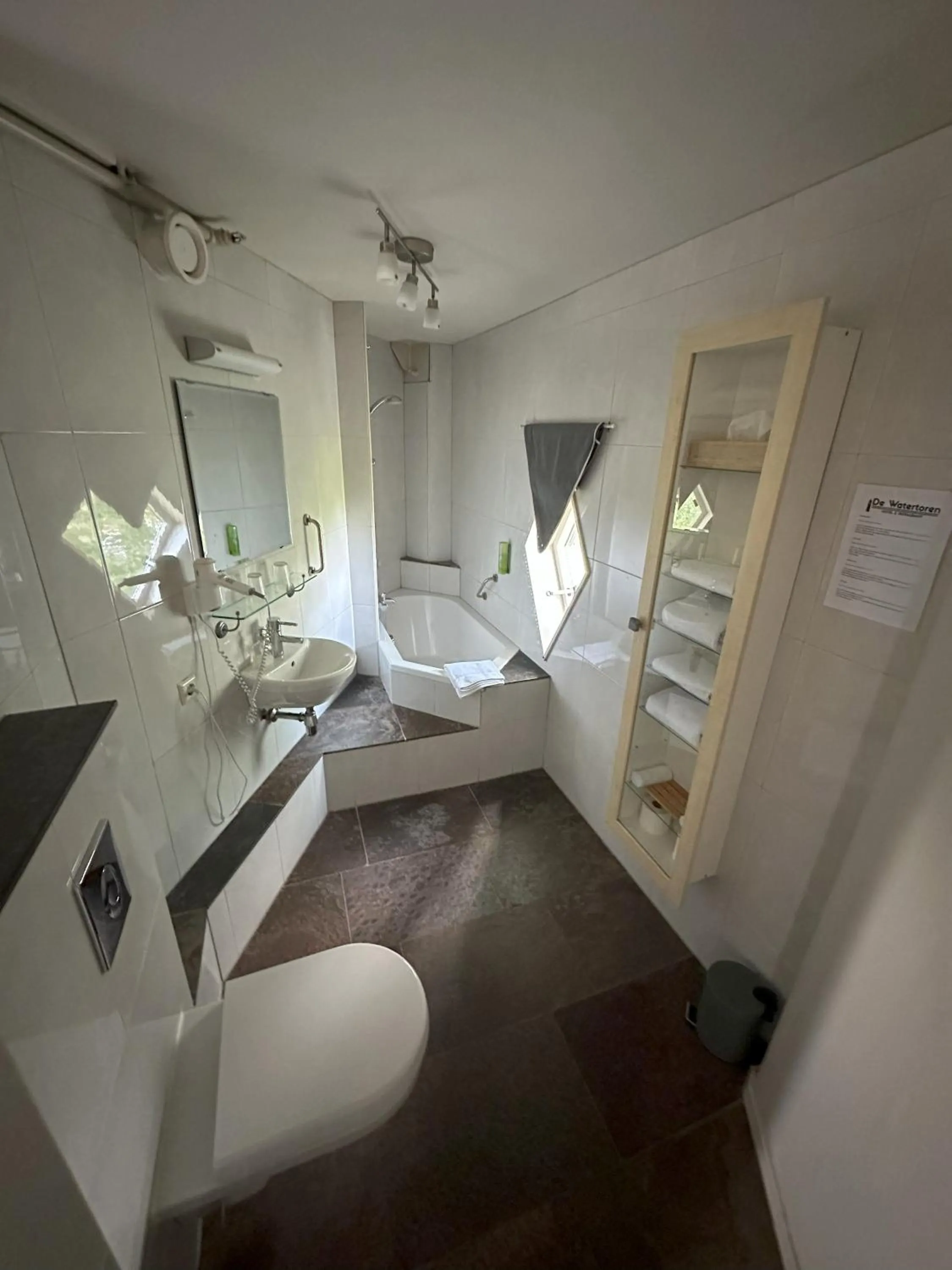 Toilet, Bed in Hotel de Watertoren