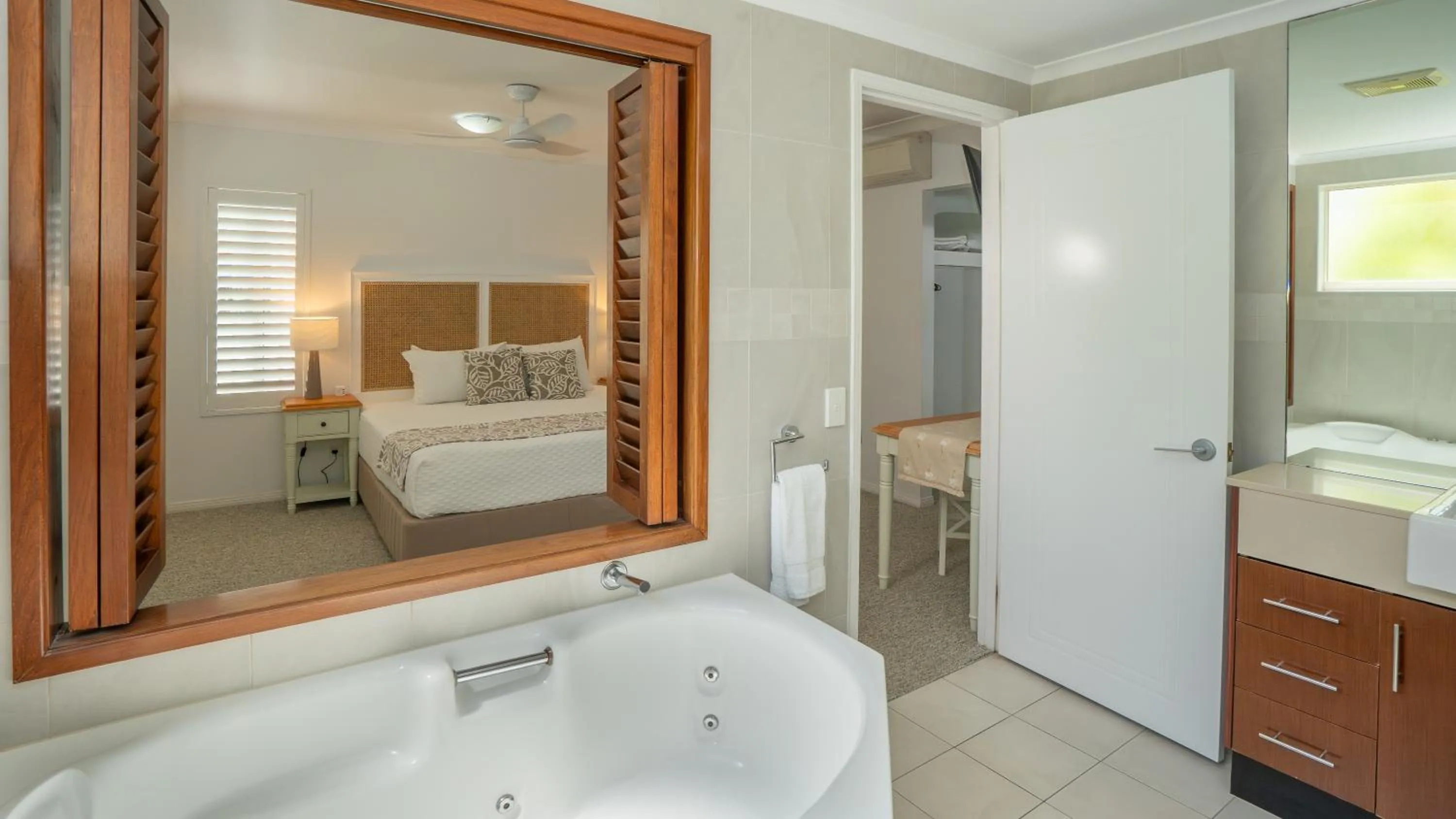 Bathroom, Bed in Waters Edge Apartment Cairns