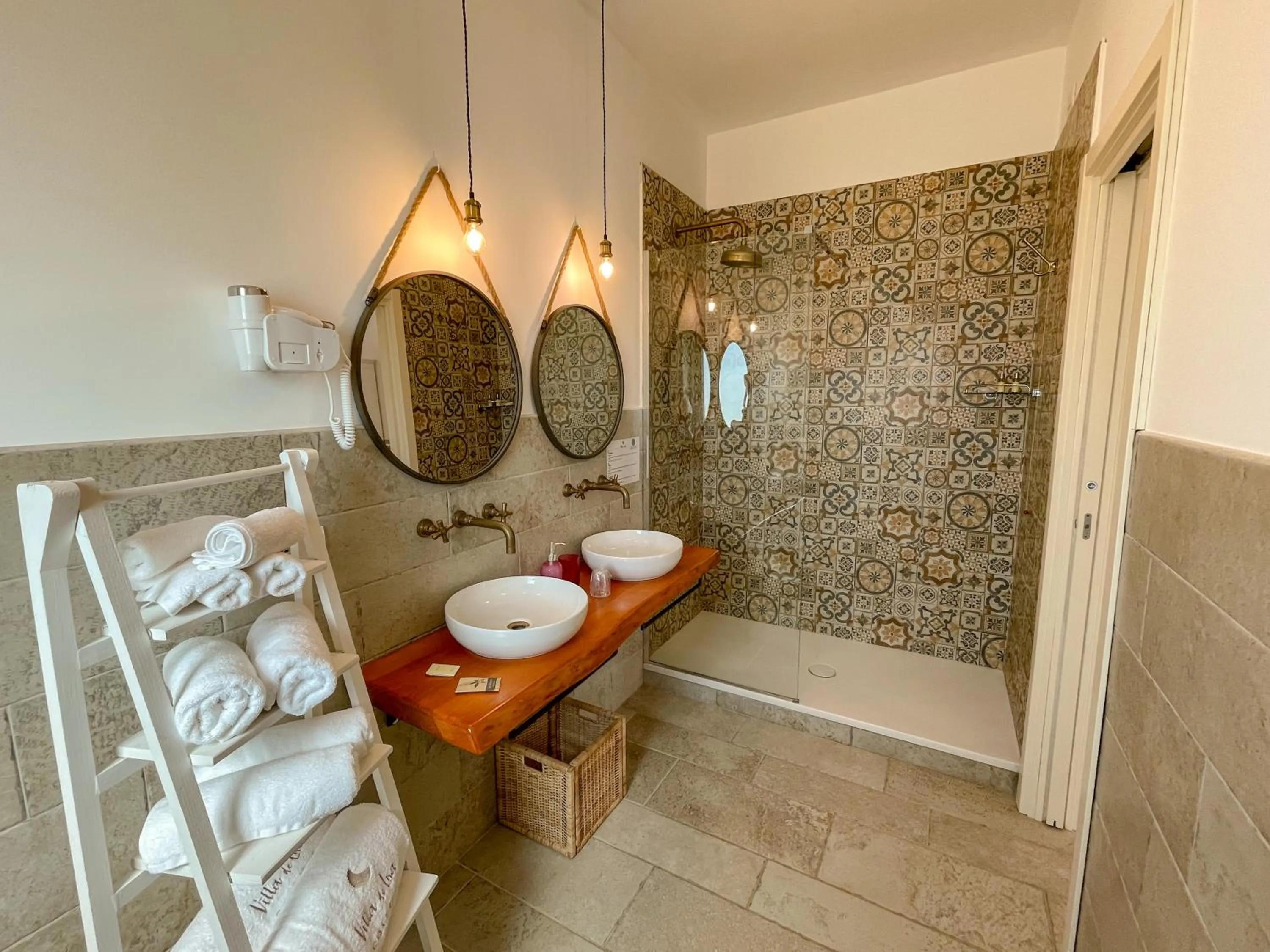 Shower, Bed in Villa de Lua Boutique Hotel