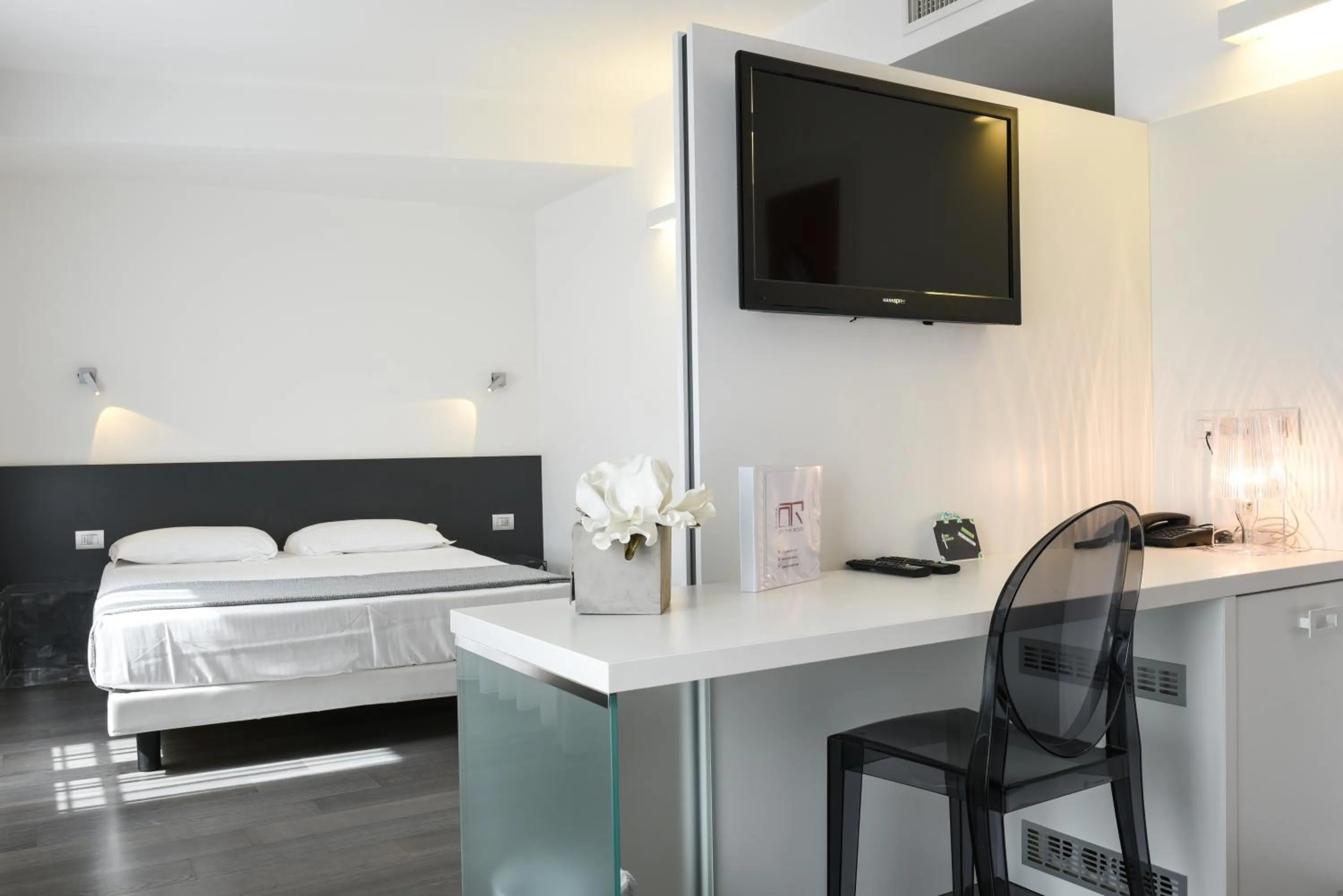 Bedroom, Bed in On The Rock