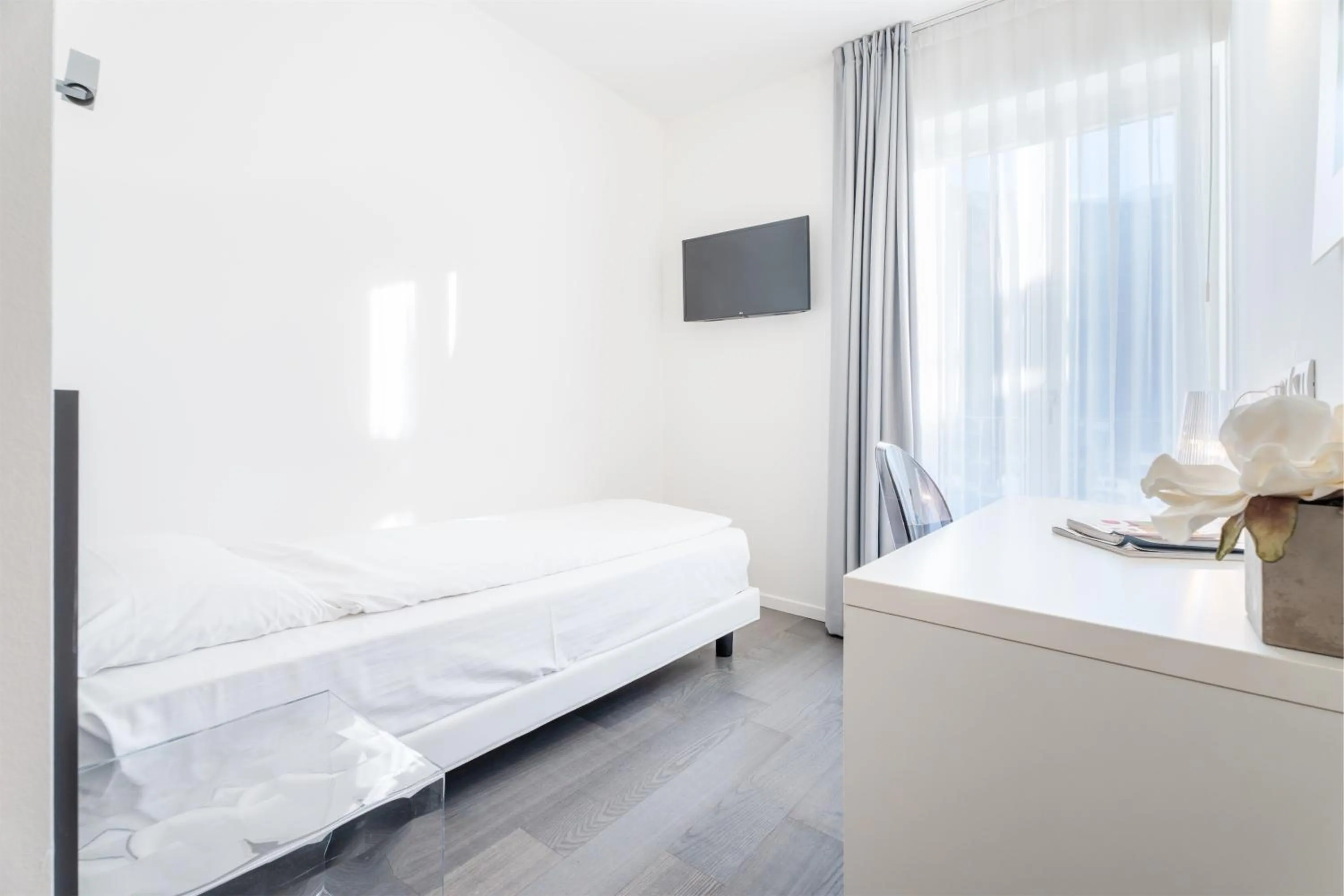 Bedroom, Bed in On The Rock