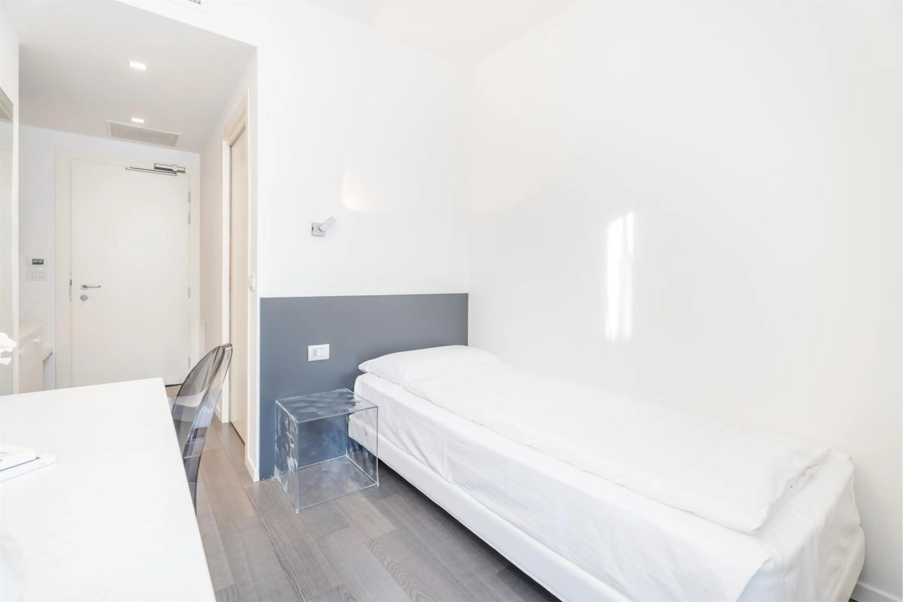 Bedroom, Bed in On The Rock