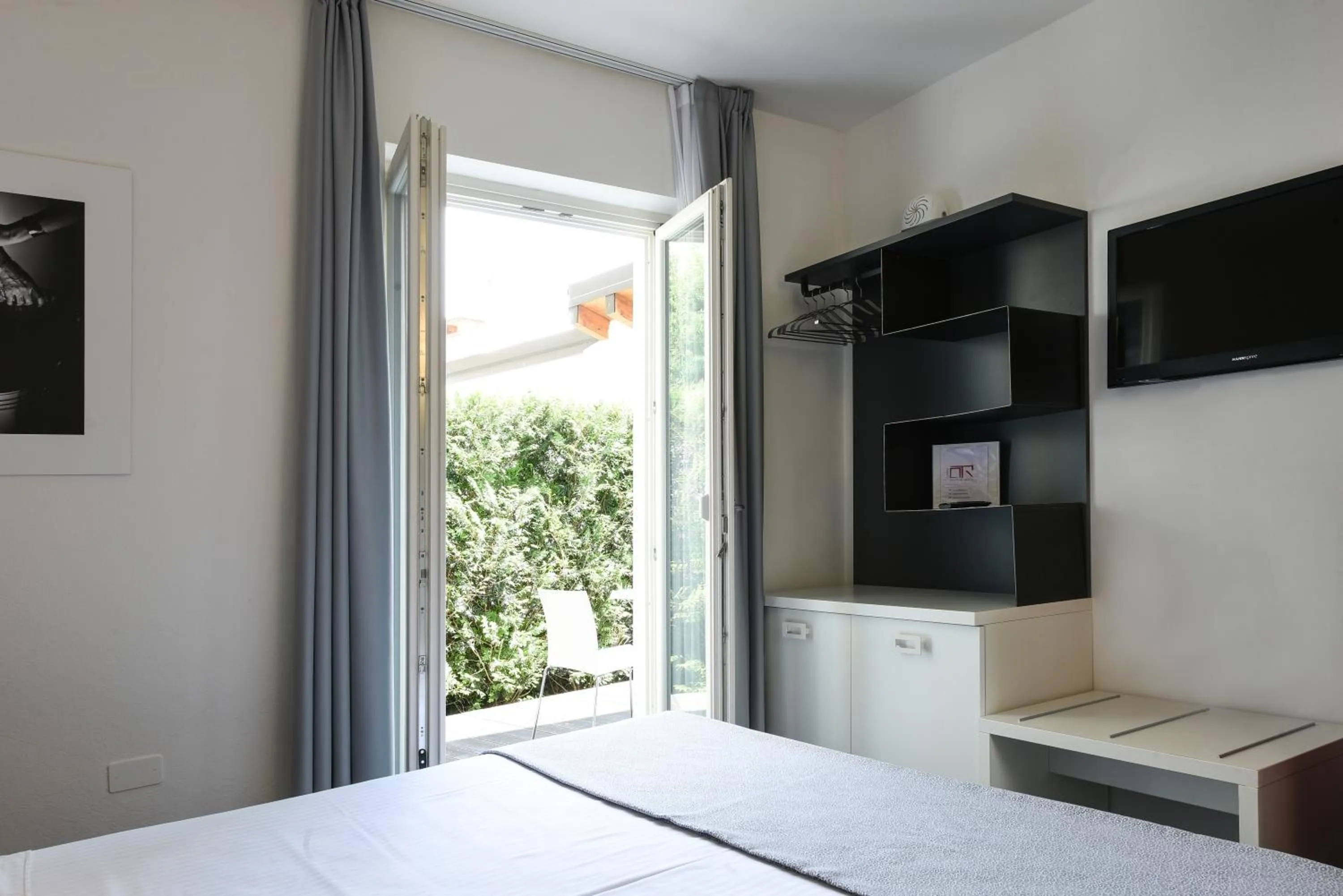 Bedroom, Bed in On The Rock