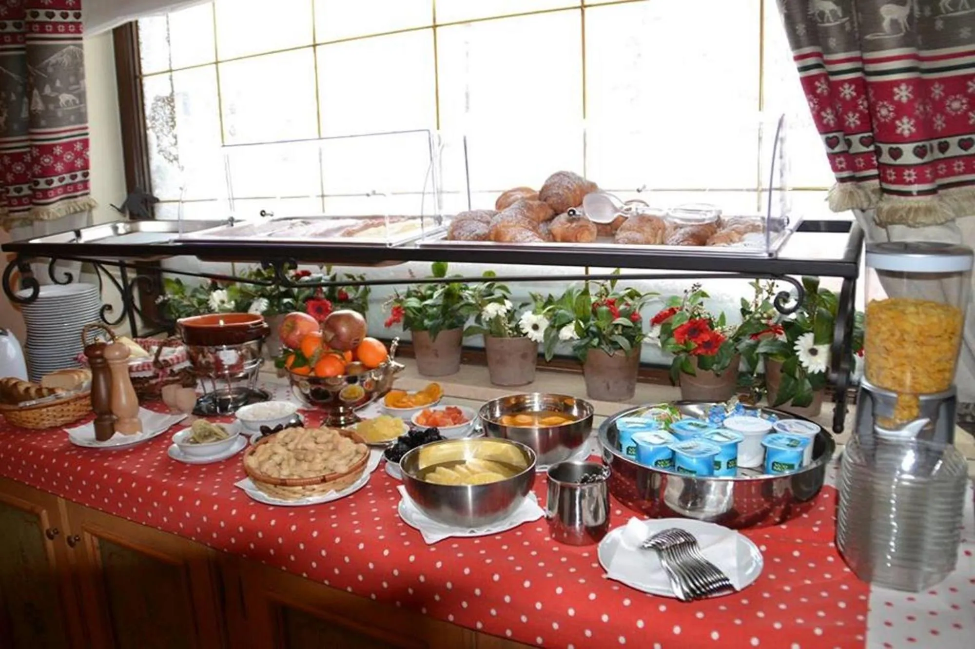 Buffet breakfast in Garnì Astoria Hotel & SPA