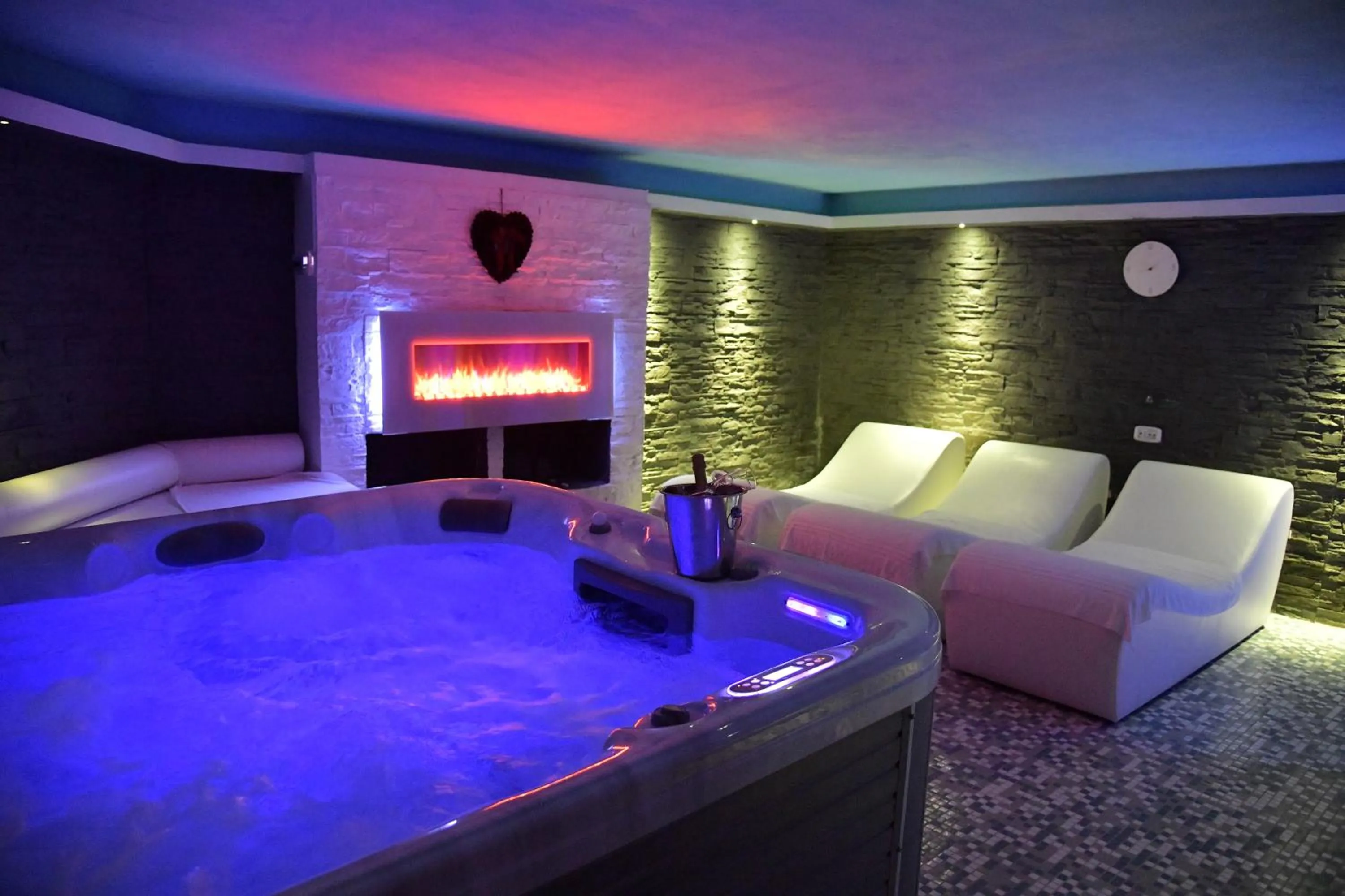 Hot Tub in Garnì Astoria Hotel & SPA