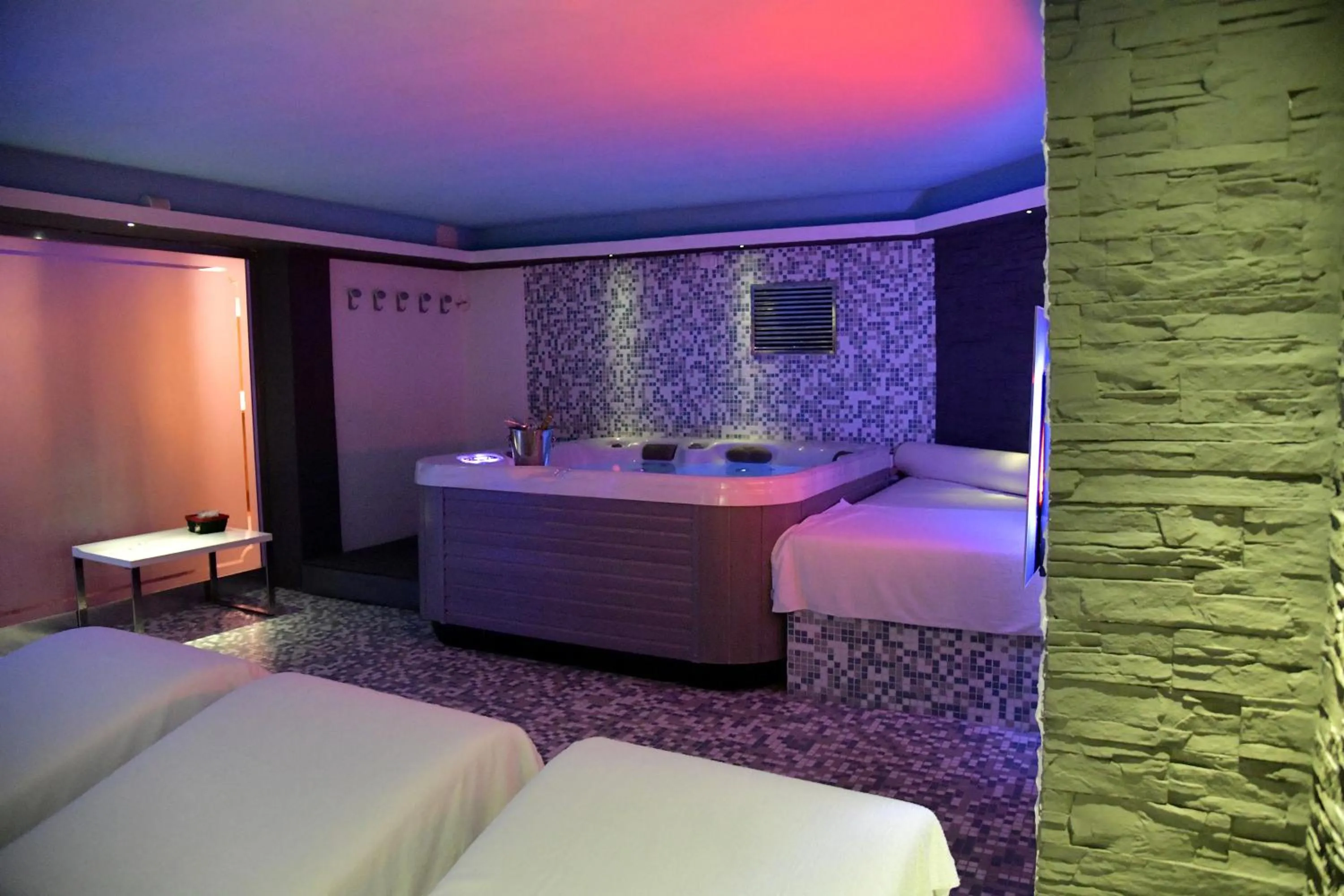 Hot Tub, Bed in Garnì Astoria Hotel & SPA