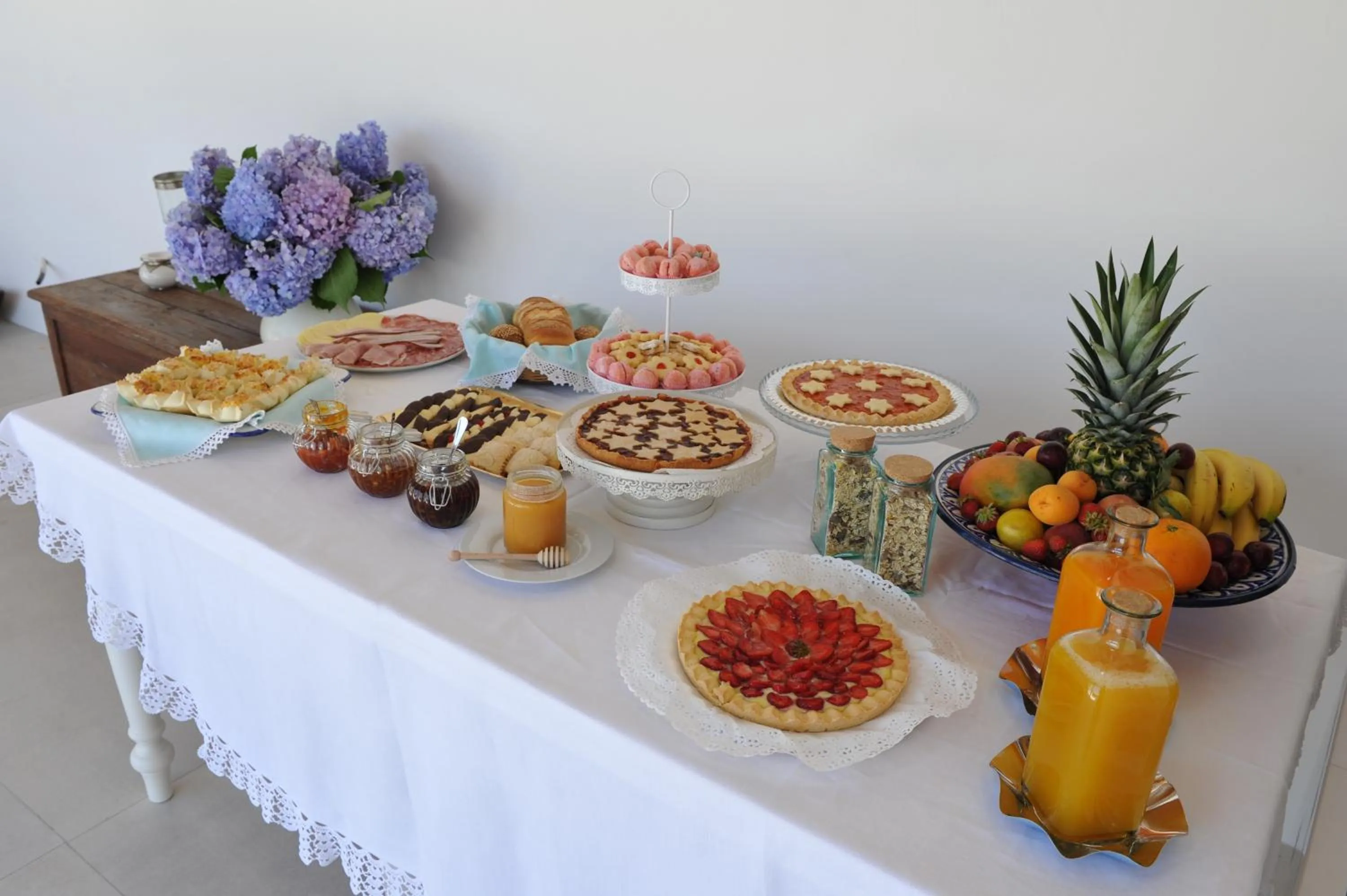 Buffet breakfast in B&B Li Tauli