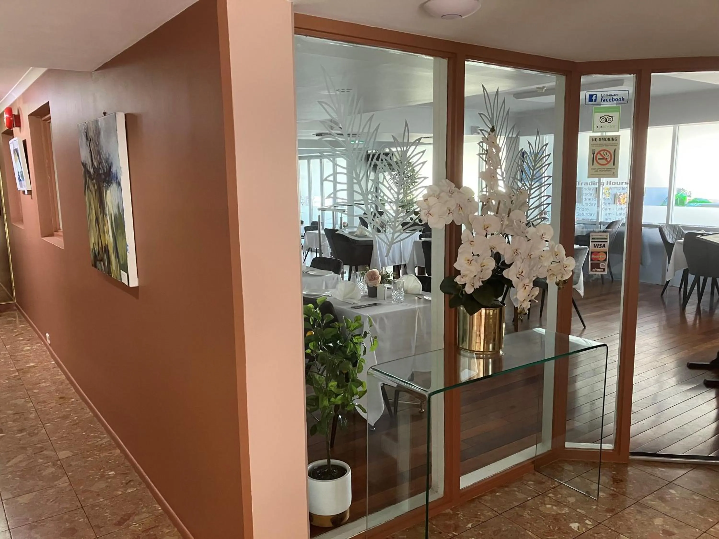 Restaurant/places to eat in Highpoint International Hotel