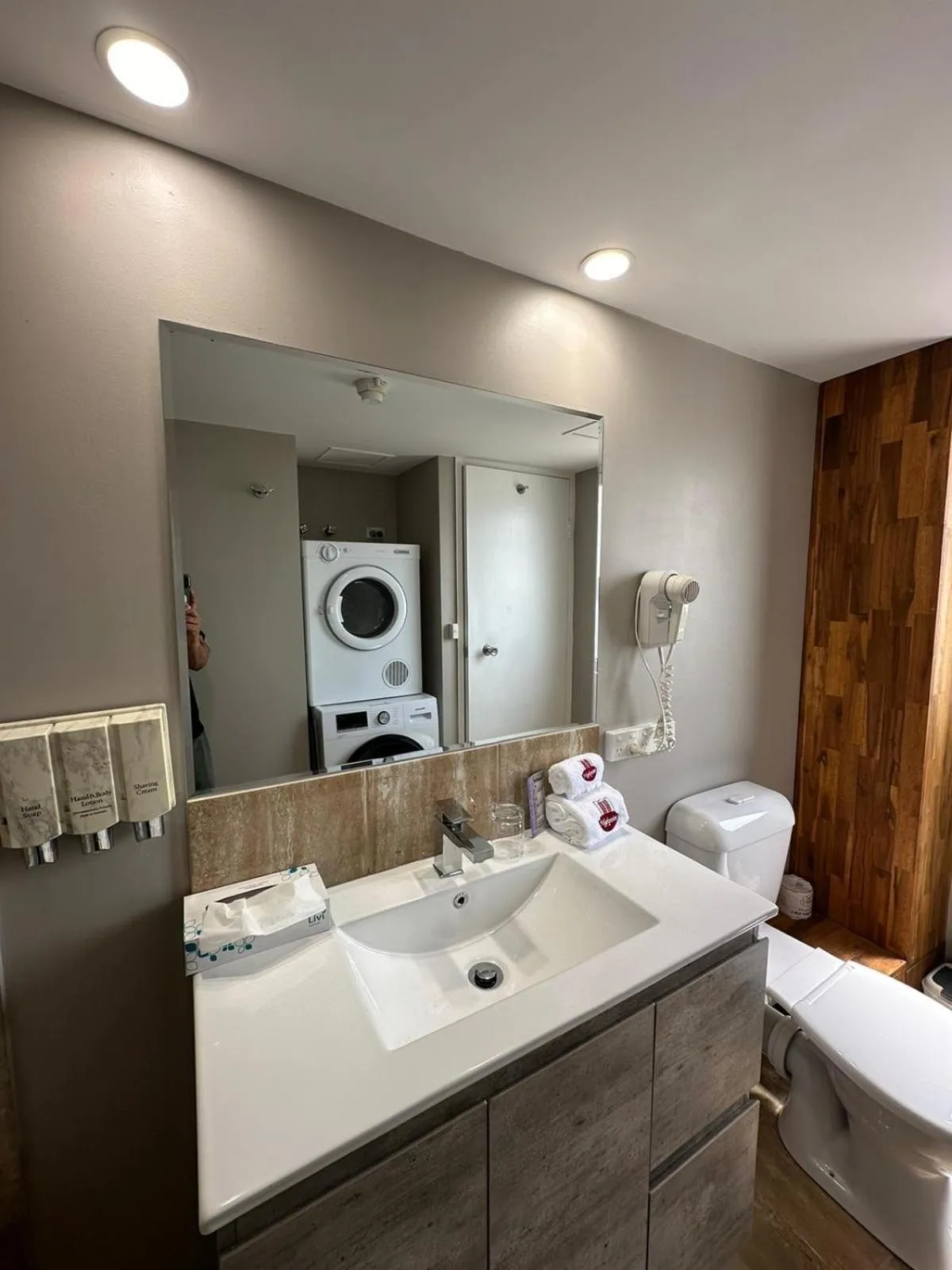 Bathroom, Bed in Highpoint International Hotel