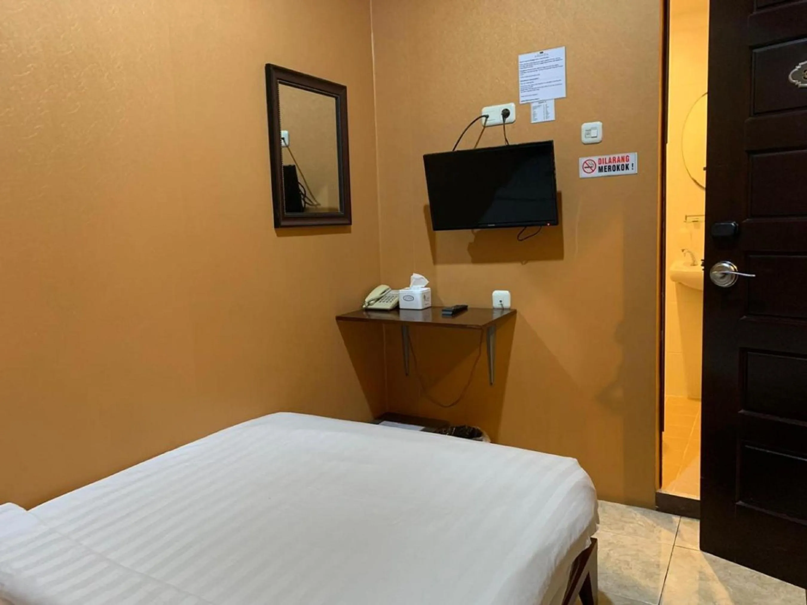 Bedroom, Bed in Hotel Rumah Shinta