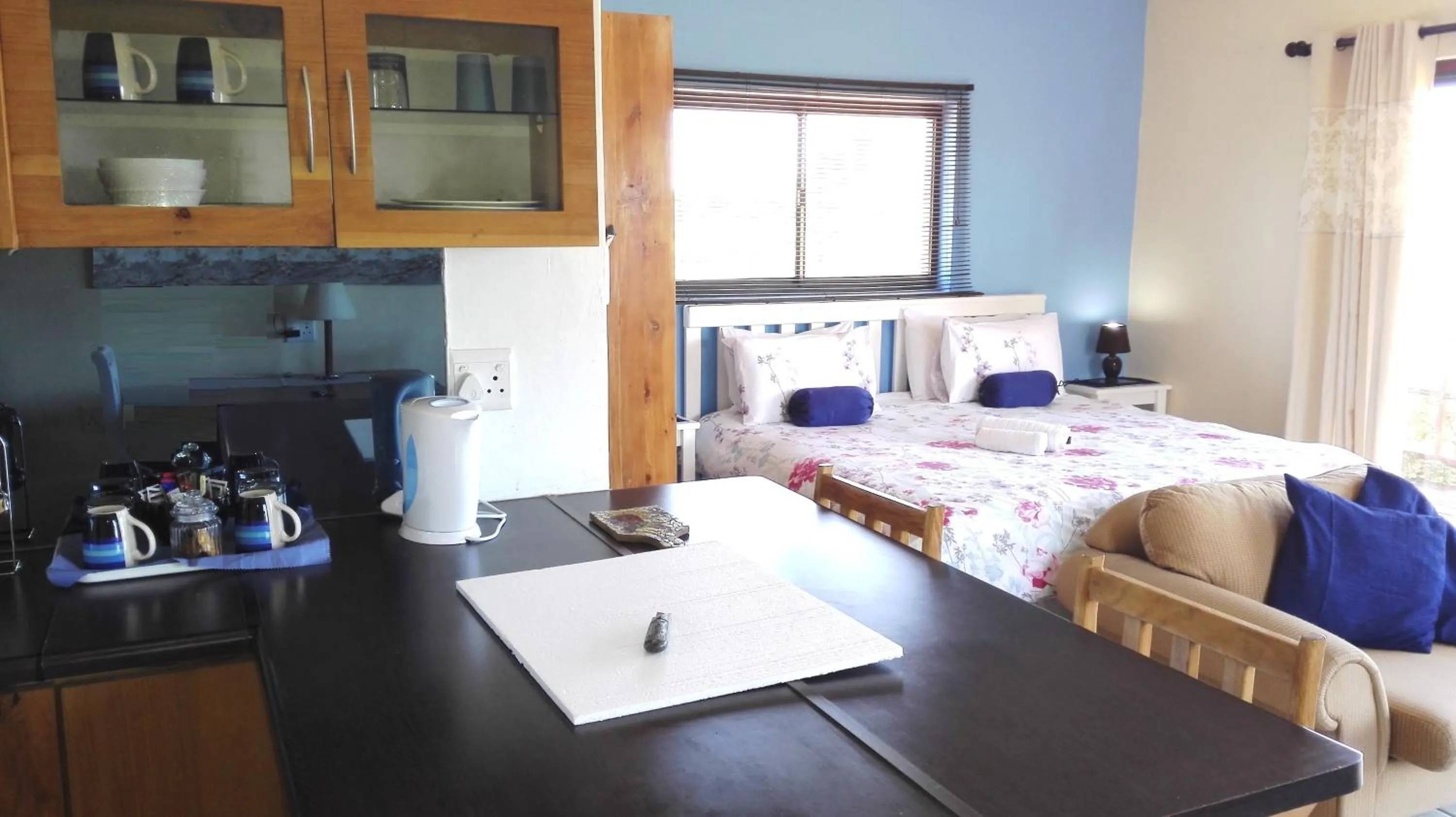 Kitchen or kitchenette, Bed in Hoylake Inn