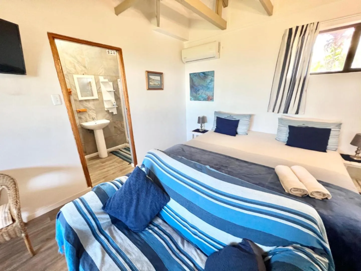 Bedroom, Bed in Hoylake Inn