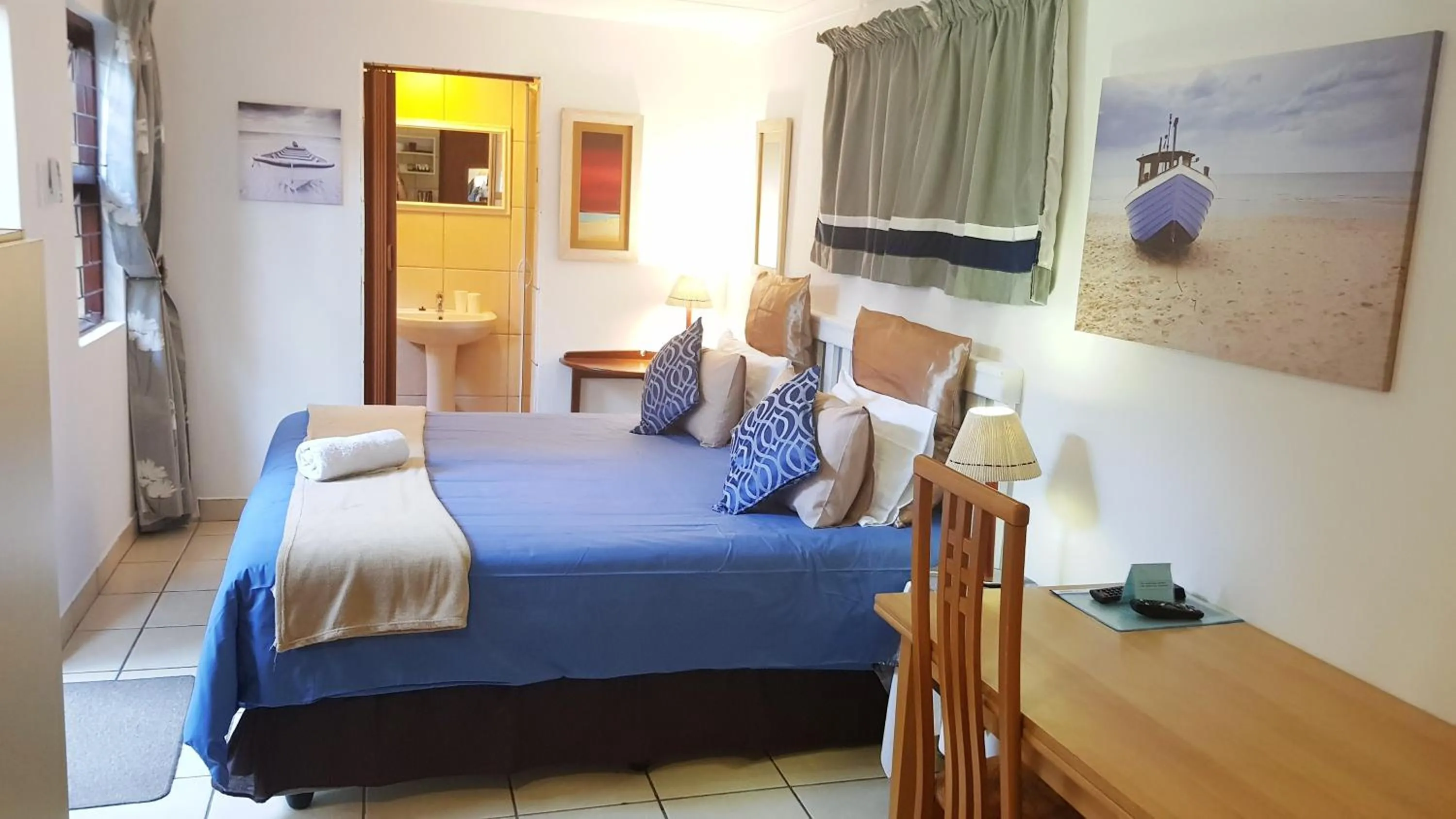 Bathroom, Bed in Hoylake Inn