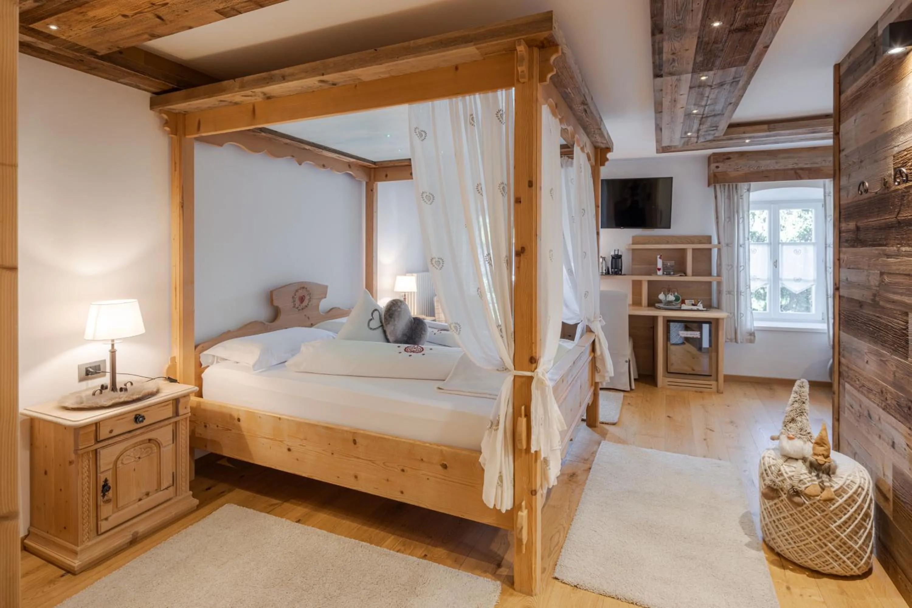 Communal lounge/ TV room, Bed in Hotel Garnì Laurino