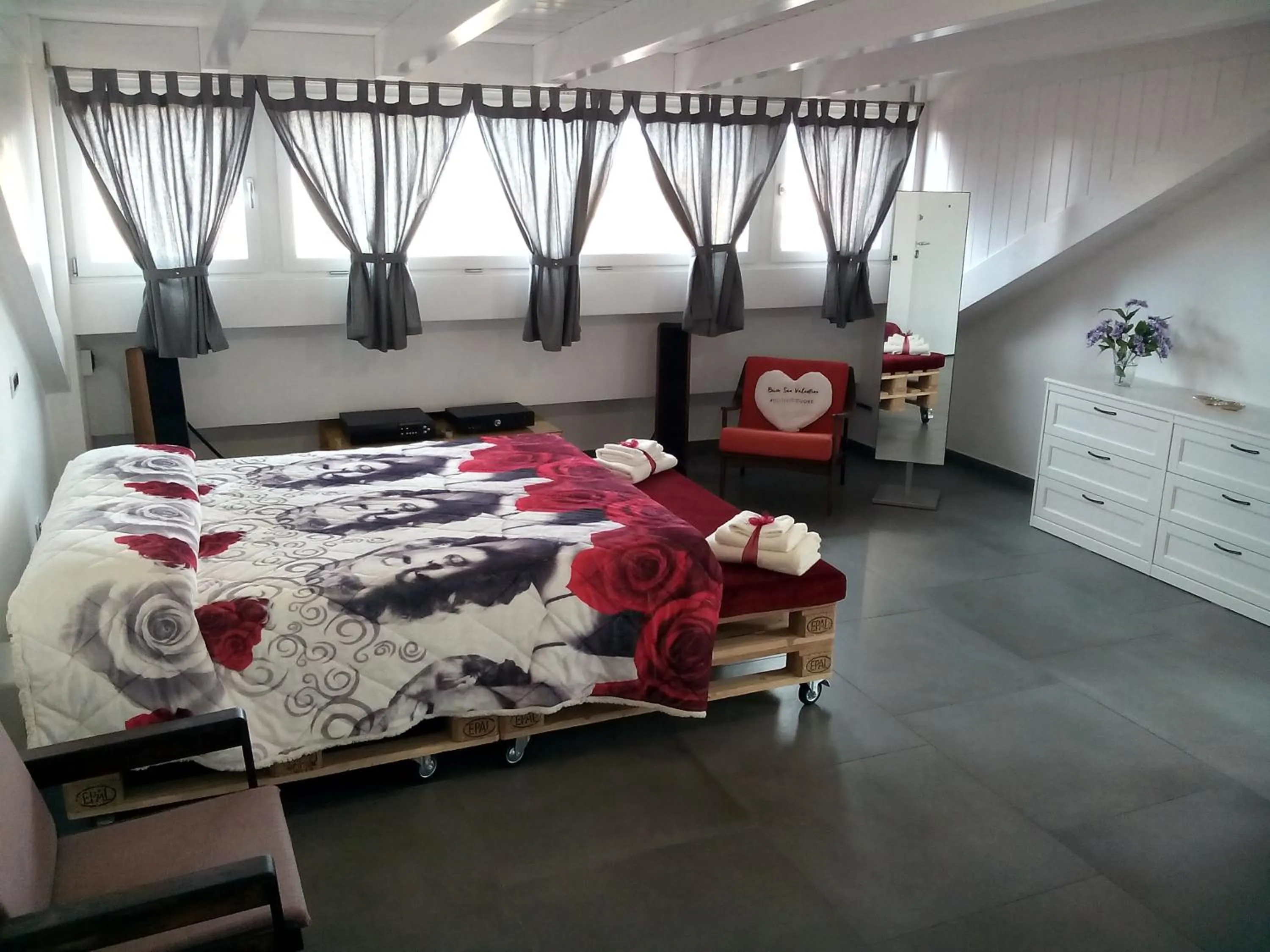 Photo of the whole room, Bed in Walter